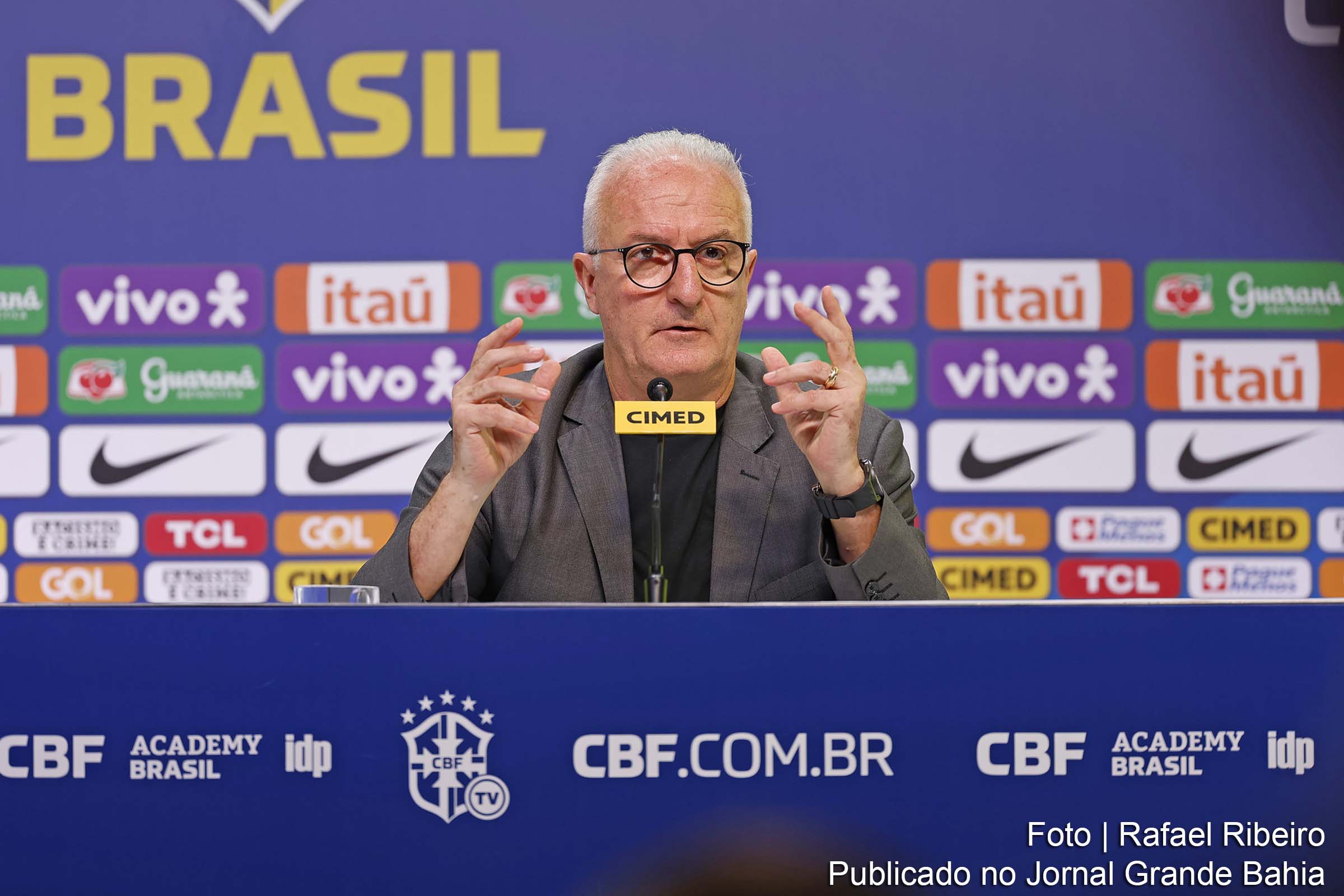 Técnico da Seleção Brasileira, Dorival Júnior, conduz o primeiro treino da equipe em Belém, visando os confrontos contra Venezuela e Uruguai pelas Eliminatórias da Copa do Mundo de 2026.