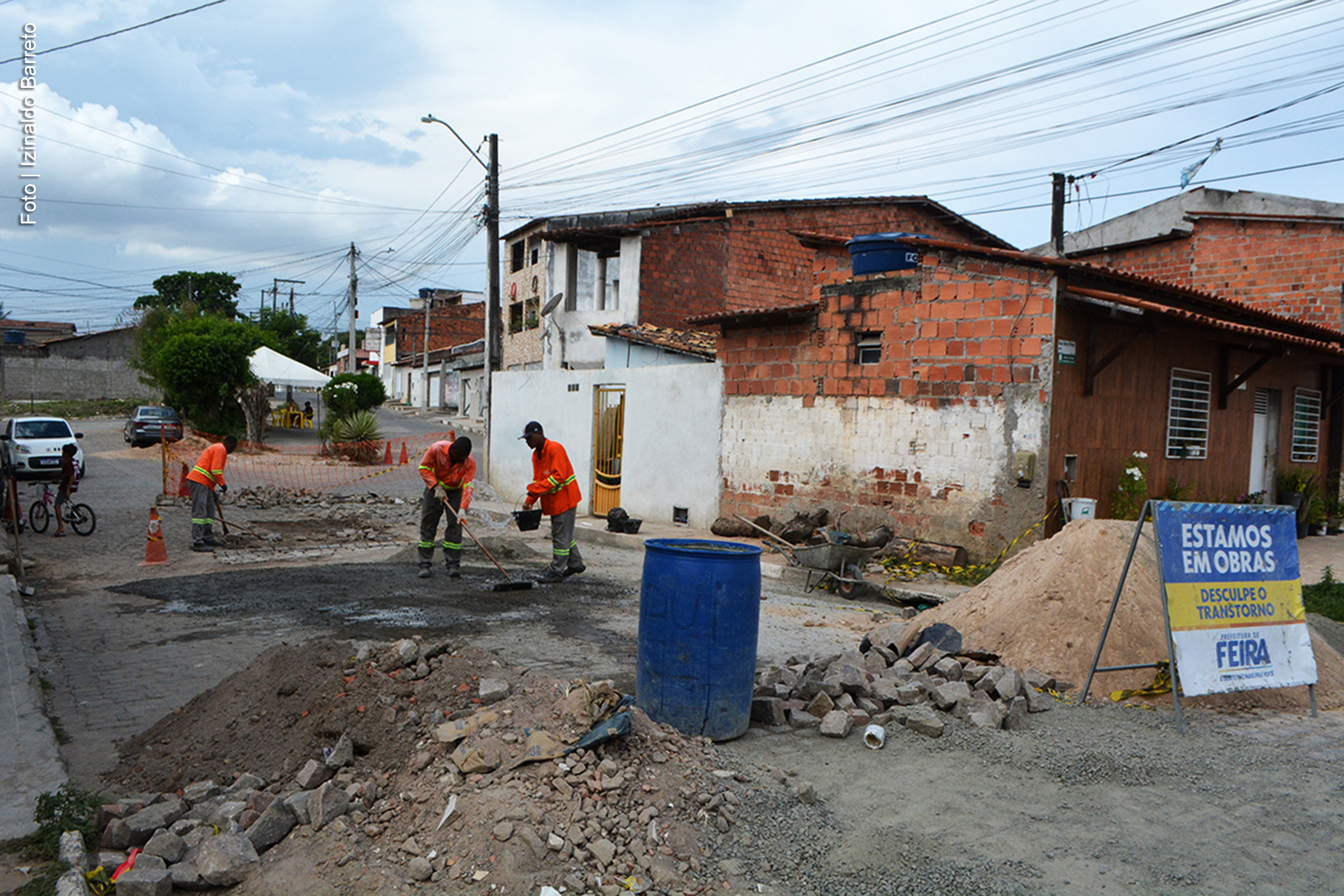 A Prefeitura de Feira de Santana, por meio da Superintendência de Operações e Manutenção (SOMA), está ampliando os serviços de pavimentação e melhorias em sistemas de drenagem em diversos bairros. As intervenções incluem reparos no asfalto, requalificação de pavimentos paralelos e instalação de sistemas de drenagem para prevenir alagamentos.