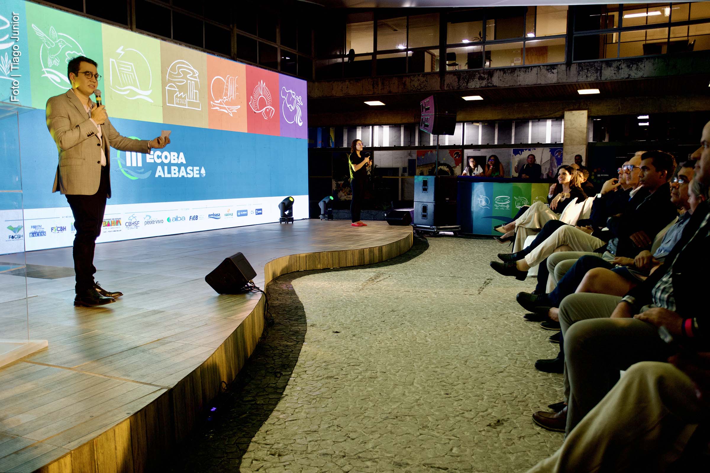 O primeiro dia do III ECOBA/ALBASE reuniu representantes de Alagoas, Bahia e Sergipe para discutir gestão de crises climáticas e recursos hídricos. O evento incluiu palestras e mesas-redondas sobre temas como preservação ambiental, direitos de comunidades tradicionais e transição energética, promovendo o diálogo entre sociedade civil, poder público e especialistas.