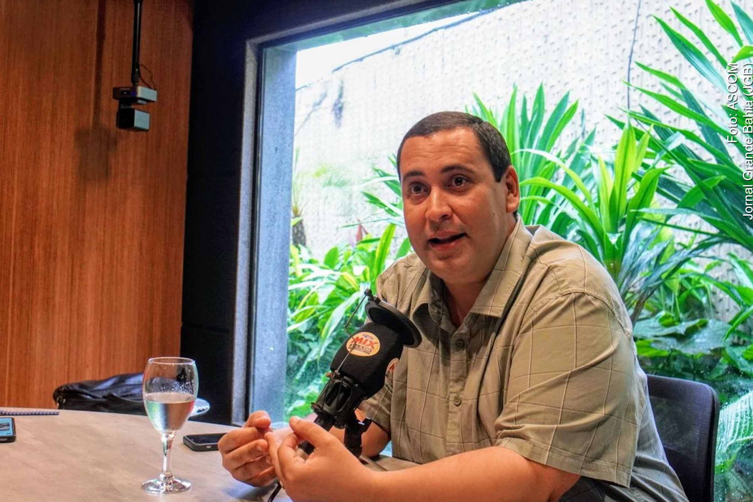 Éden Valadares, presidente do PT da Bahia, destaca avanços estruturais e sociais promovidos pelas administrações petistas desde 2006.