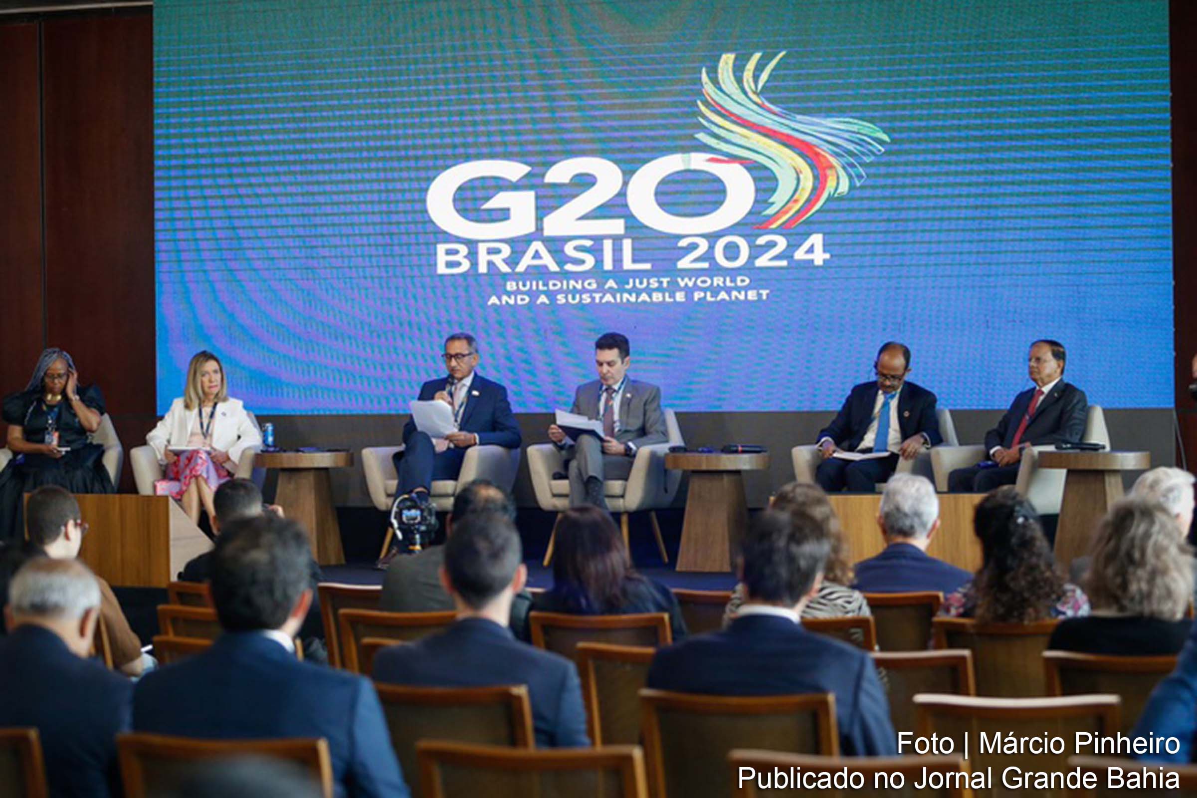 Ministros da Integração e do Desenvolvimento Regional, Waldez Góes, e das Cidades, Jader Filho, durante reunião em Belém para discutir o impacto das ondas de calor nas populações vulneráveis.