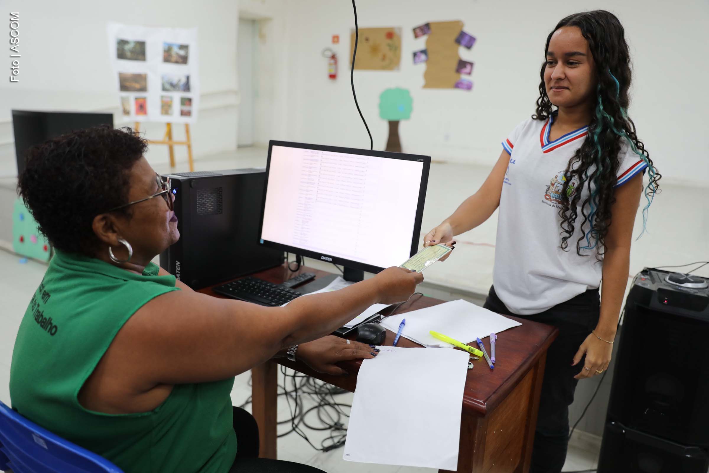 A renovação deve ser feita presencialmente nas escolas, mediante apresentação de documentos.