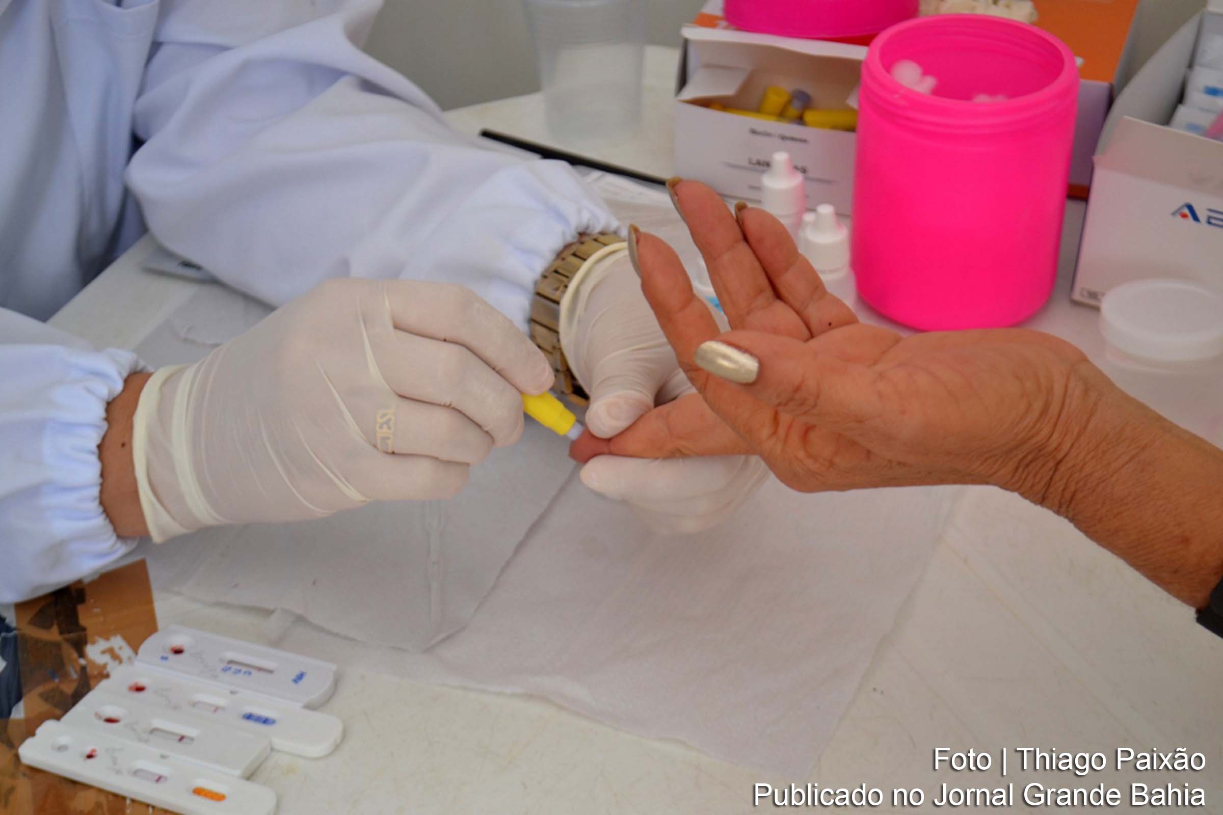 Ação promovida pela Prefeitura de Feira de Santana, em parceria com a Secretaria de Saúde, realiza exames de sorologia para o diagnóstico do HTLV no Mercado de Arte Popular.