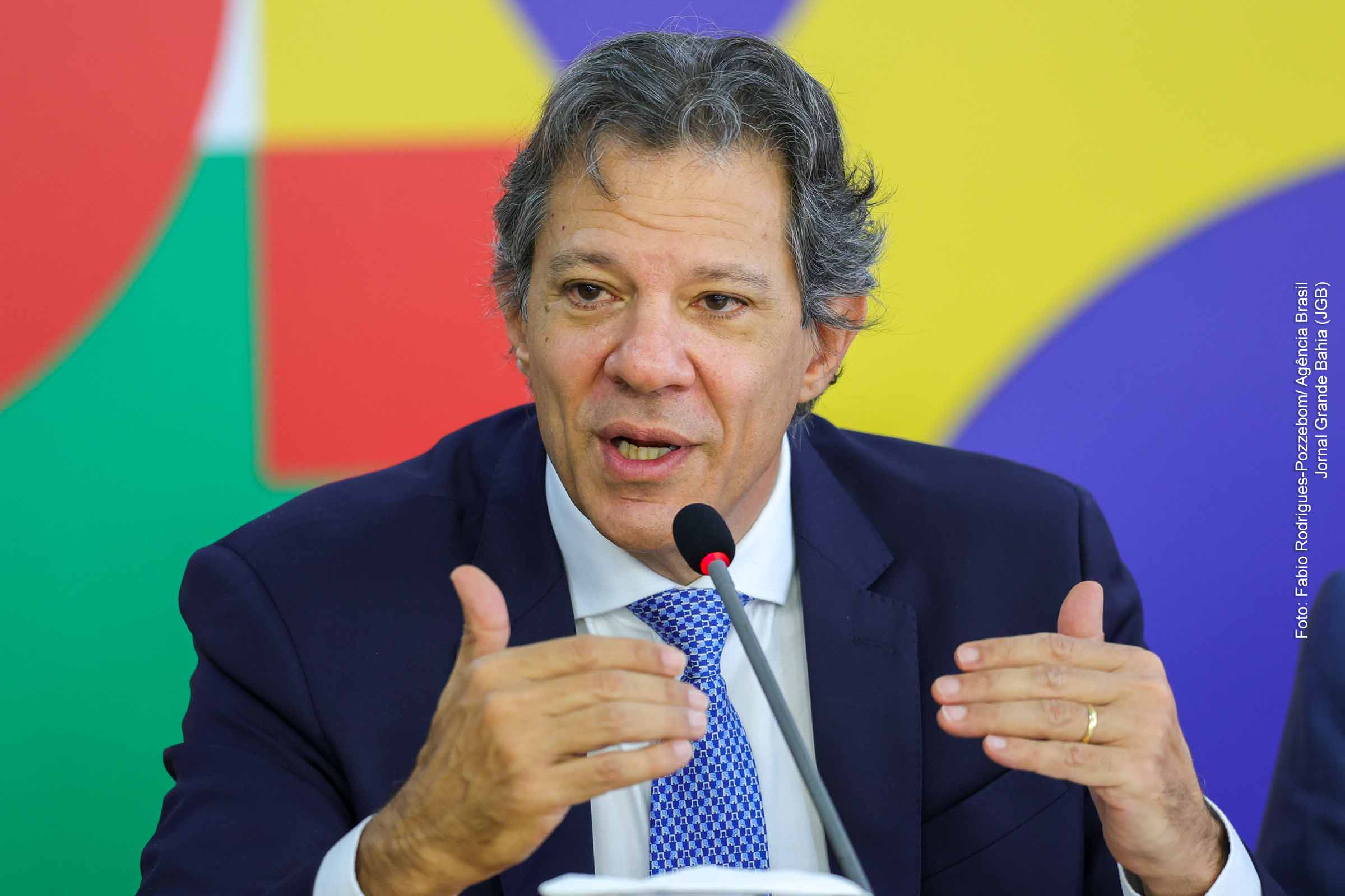 O ministro da Fazenda, Fernando Haddad, apontou erros nas projeções econômicas do mercado financeiro e defendeu maior compreensão das medidas do governo. Durante coletiva, mencionou o impacto dessas estimativas equivocadas e detalhou a reforma tributária, reafirmando o compromisso com a responsabilidade fiscal.