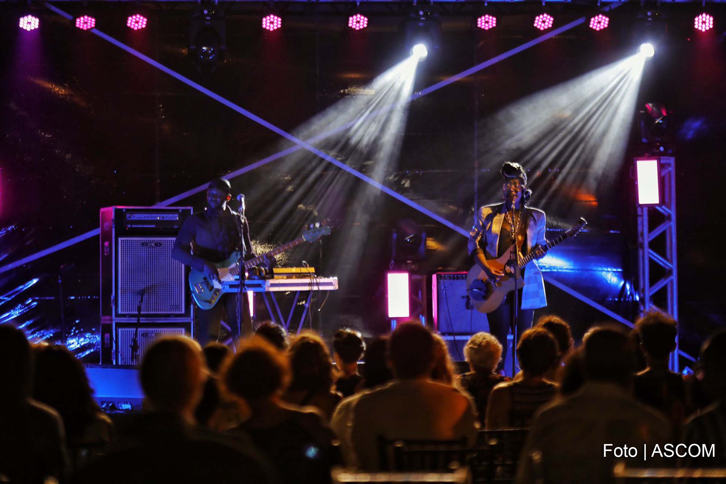 Festival explora a diversidade musical regional e global em cinco cidades do Recôncavo Baiano, com apresentações de músicos de renome e programação educativa.