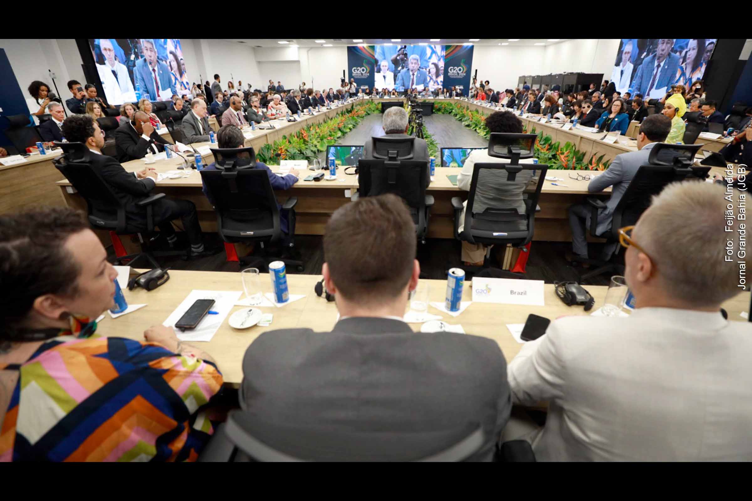Autoridades globais e representantes culturais se reúnem em Salvador para debater diretrizes da Carta da Bahia, documento que orientará políticas culturais e ambientais no cenário global.