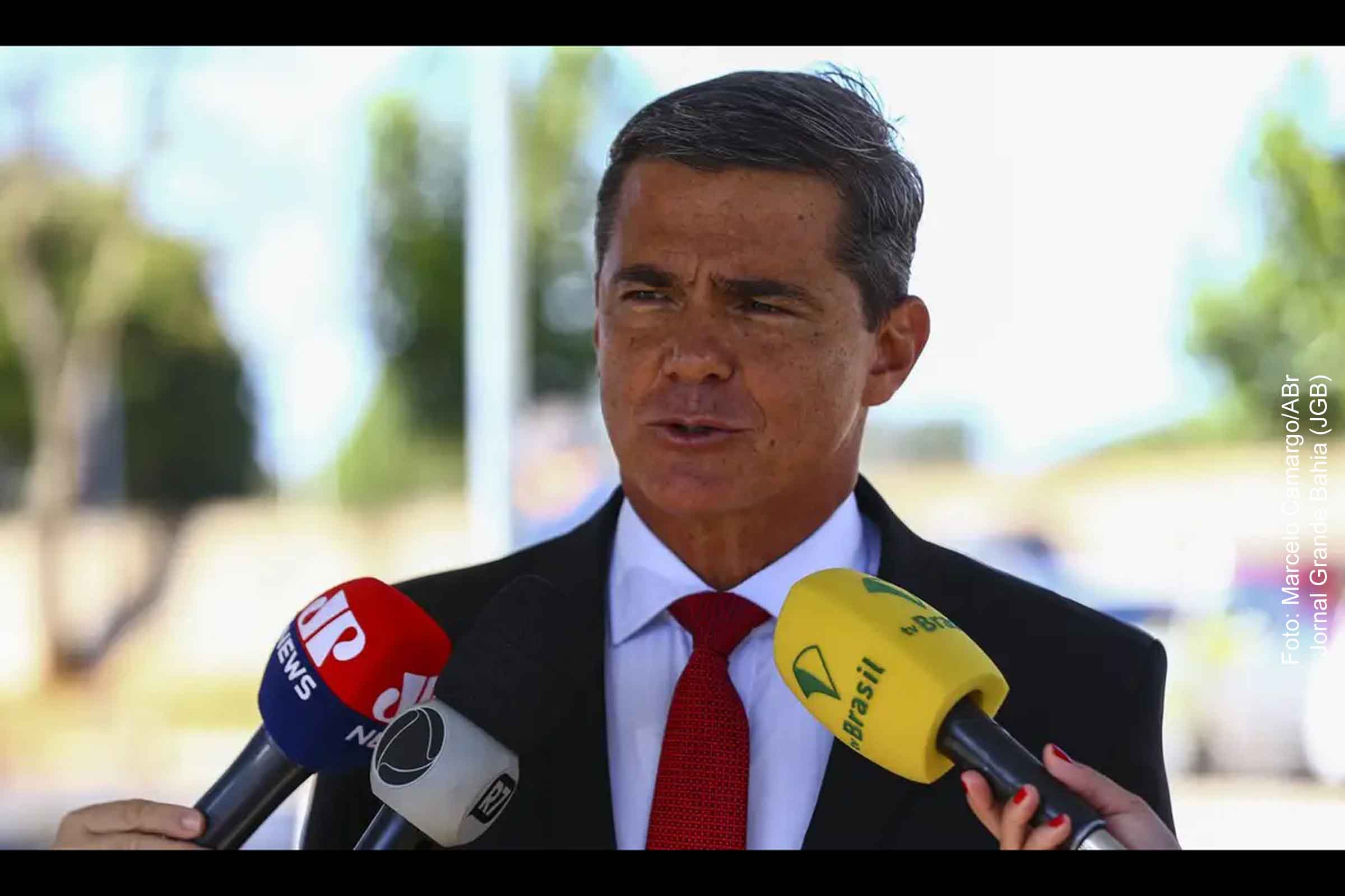 A Operação Contragolpe revelou um plano liderado por militares, com suposto aval do ex-presidente Jair Bolsonaro, para impedir a posse de Luiz Inácio Lula da Silva em 2023. Documentos e áudios apreendidos mostram detalhes de um esquema que incluía o sequestro ou assassinato de autoridades e a criação de uma crise institucional. Investigações da Polícia Federal expõem o uso de recursos públicos e a participação de altos oficiais em reuniões estratégicas. O caso reacende o debate sobre o papel das instituições na proteção da democracia no Brasil.