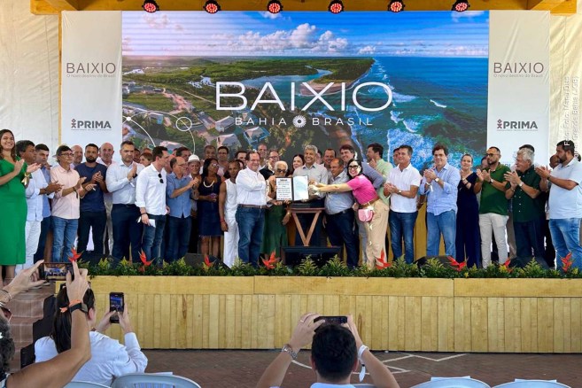 O Fasano Baixio, maior investimento turístico privado no Brasil, será instalado no litoral norte da Bahia, com aporte de R$ 5 bilhões pelo Grupo Prima. O projeto prevê três resorts de luxo, urbanização, sistemas de energia renovável e ações de preservação ambiental. O Governo do Estado complementará as iniciativas com obras de infraestrutura, como ciclovias, requalificação urbana e melhorias no abastecimento de água e saneamento, totalizando mais de R$ 14 milhões. O empreendimento busca transformar a região em destino turístico sustentável, com geração de mais de 10.750 empregos diretos e indiretos nos próximos dez anos.