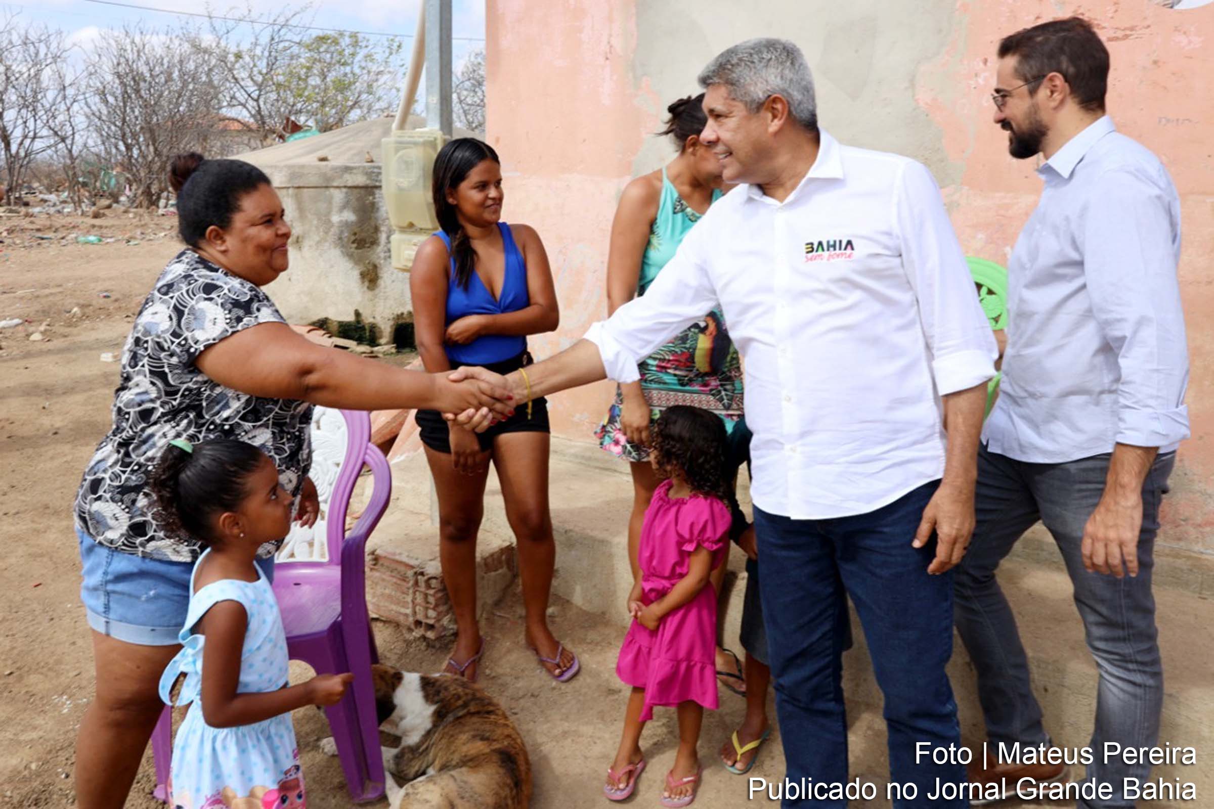 Governador da Bahia expande ações de combate à fome com entrega de alimentos e insumos em Macururé