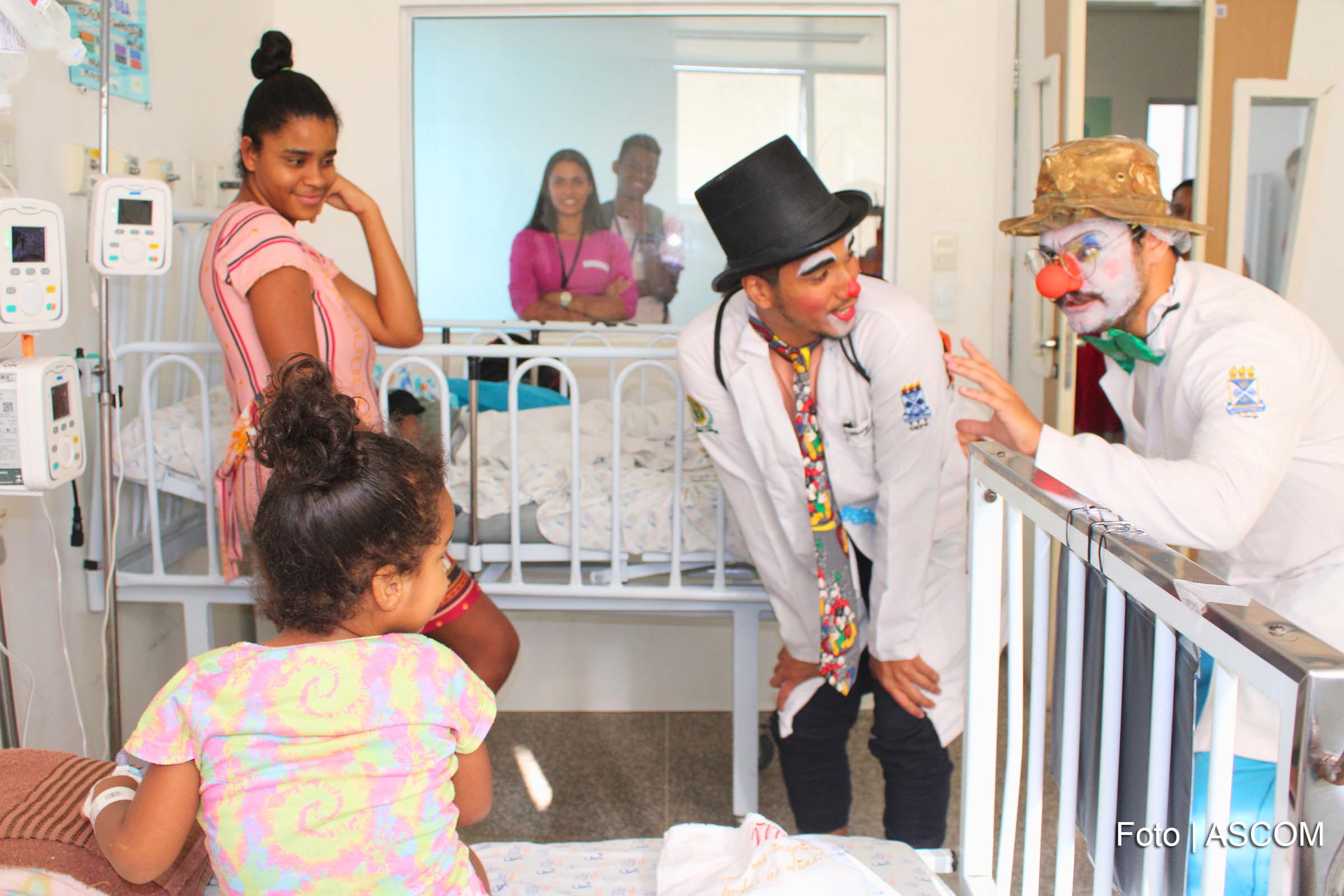 Projeto "Plantão do Sorriso", realizado pelo HEC em parceria com a UEFS, promove humanização e cuidado integral por meio da palhaçoterapia hospitalar.