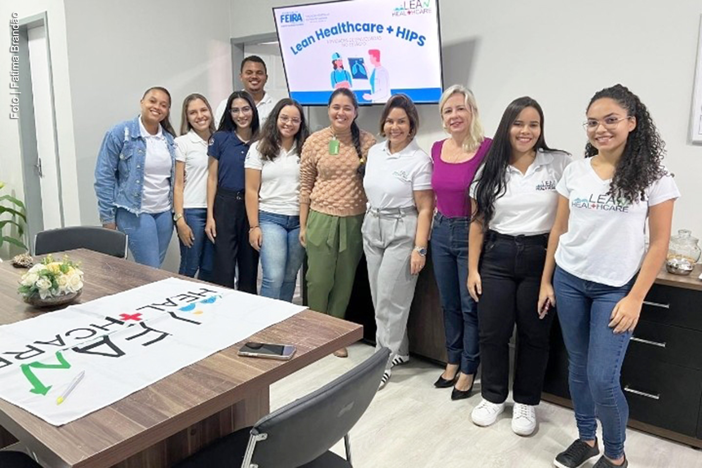 O Hospital Inácia Pinto dos Santos, conhecido como Hospital da Mulher, adotou a metodologia "Daily Huddle" para aumentar a segurança do paciente e otimizar a gestão hospitalar. A estratégia consiste em reuniões diárias rápidas, com duração de até 15 minutos, realizadas duas vezes ao dia com a participação de equipes multidisciplinares.