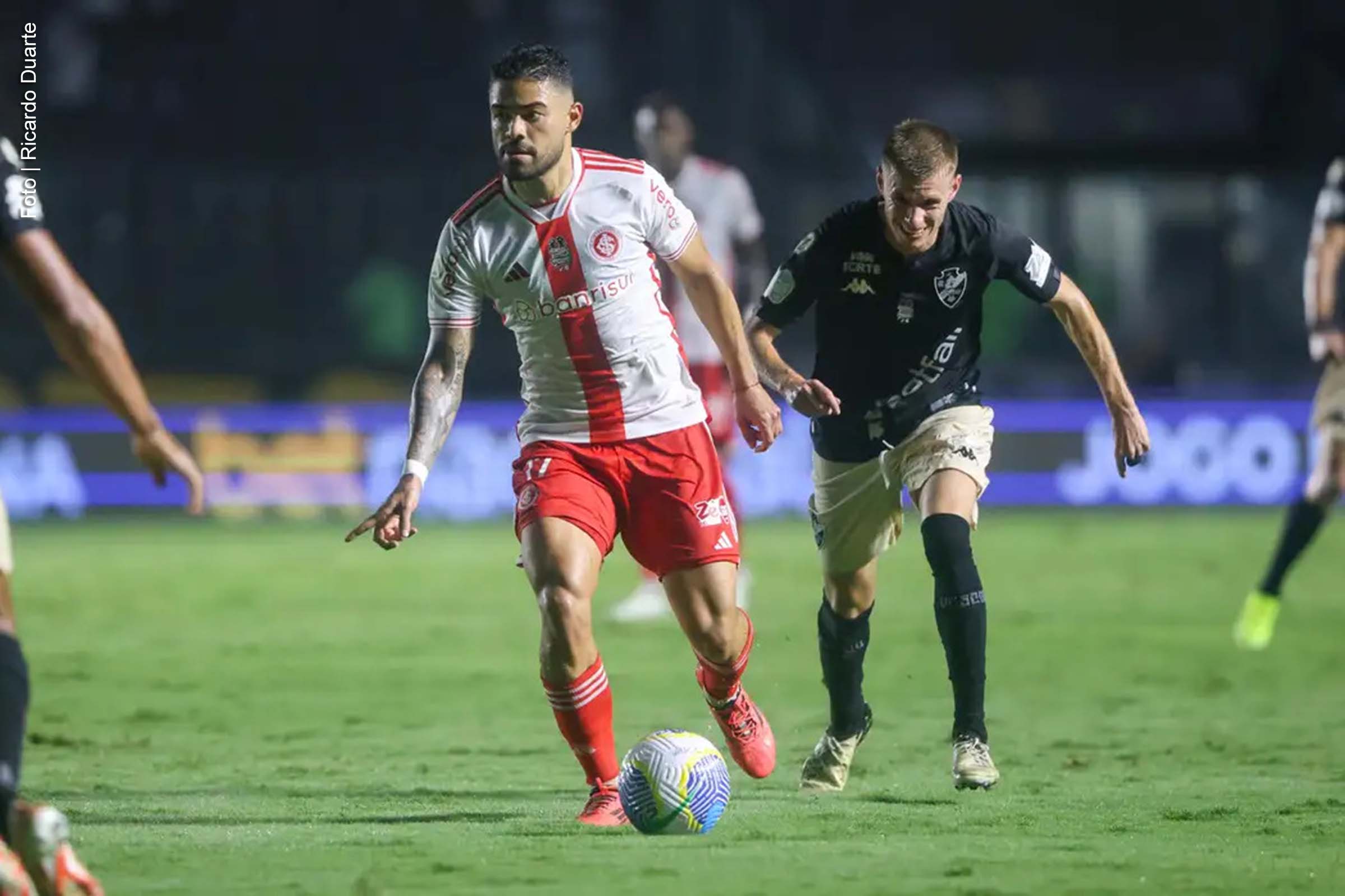 O Internacional conquistou uma importante vitória fora de casa ao derrotar o Vasco por 1 a 0 na noite desta quinta-feira (21), no estádio de São Januário, no Rio de Janeiro. O triunfo manteve o Colorado firme na luta por uma vaga direta para a Copa Libertadores, enquanto o Vasco permaneceu com 43 pontos na 10ª posição da tabela do Campeonato Brasileiro.