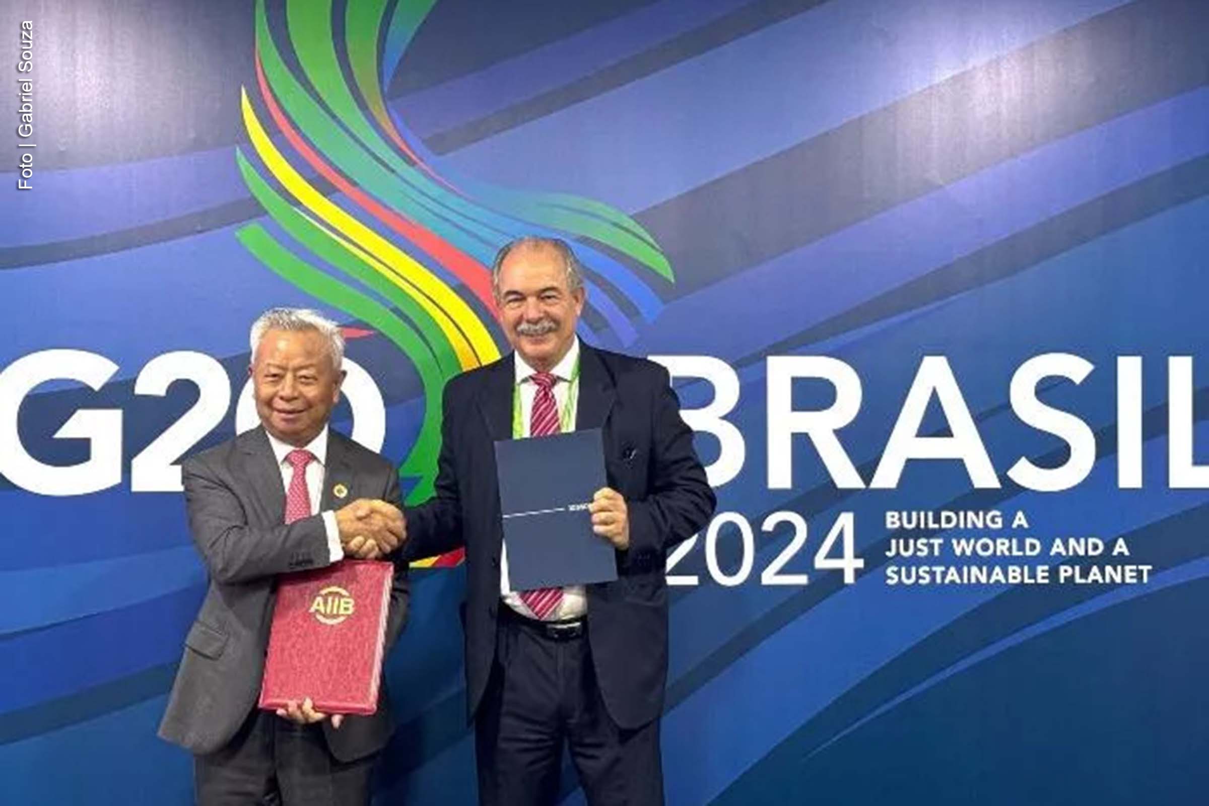 Assinatura do memorando entre o BNDES e o AIIB durante a cúpula de líderes do G20 no Rio de Janeiro, com a presença de Aloizio Mercadante e Jin Liqun.
