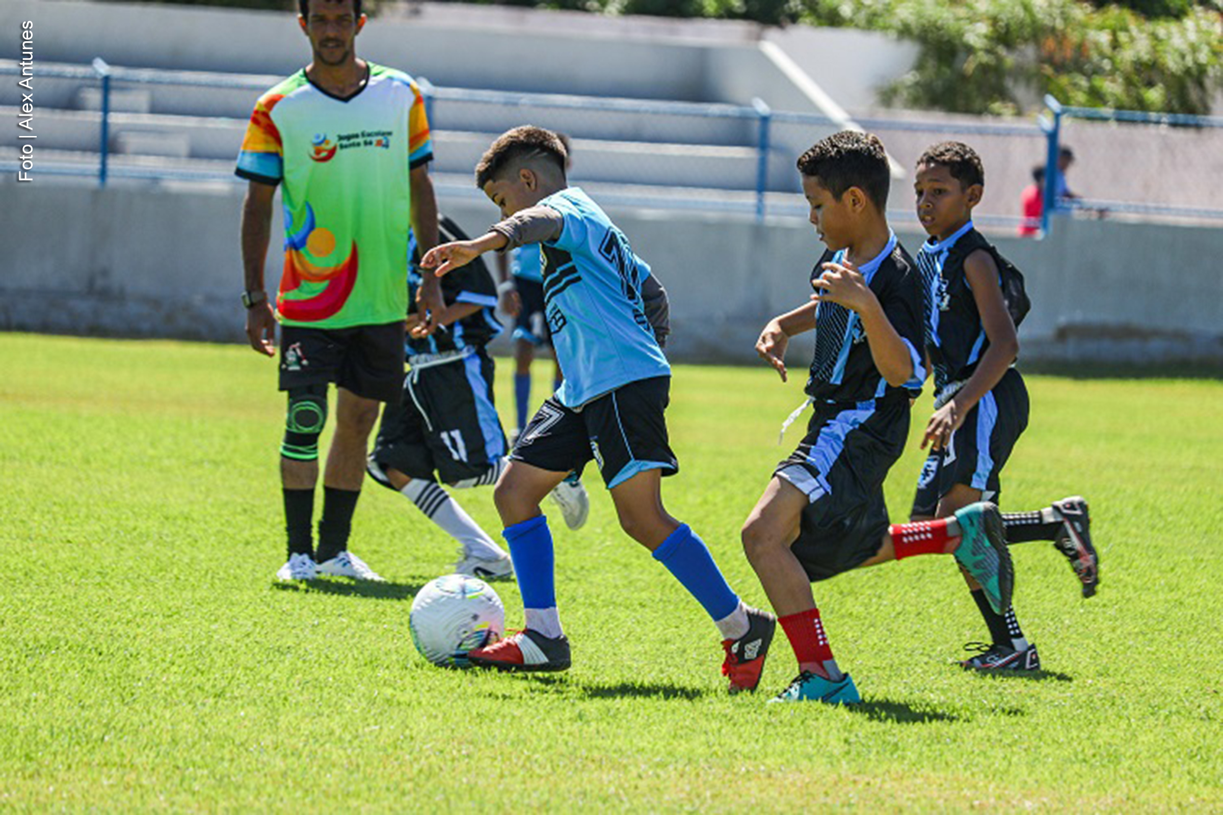 Abertura dos Jogos Escolares de Sento Sé 2024 reúne jovens atletas, educadores e autoridades municipais.
