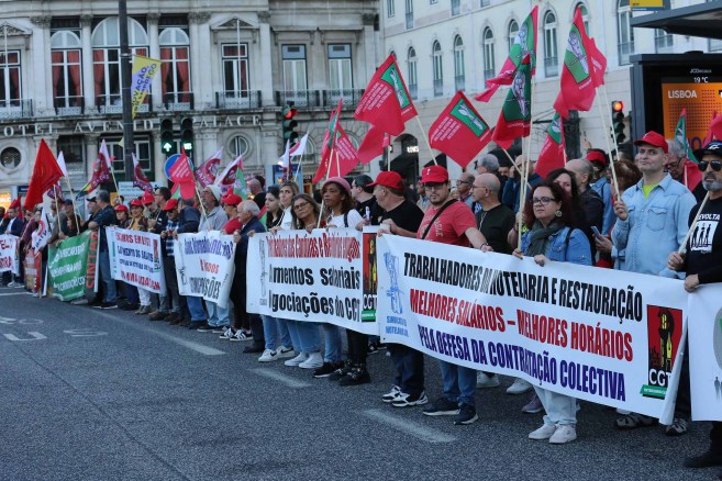 Manifestantes em Lisboa e Porto pedem aumentos nos salários e pensões, além de melhorias nos serviços de moradia e saúde.