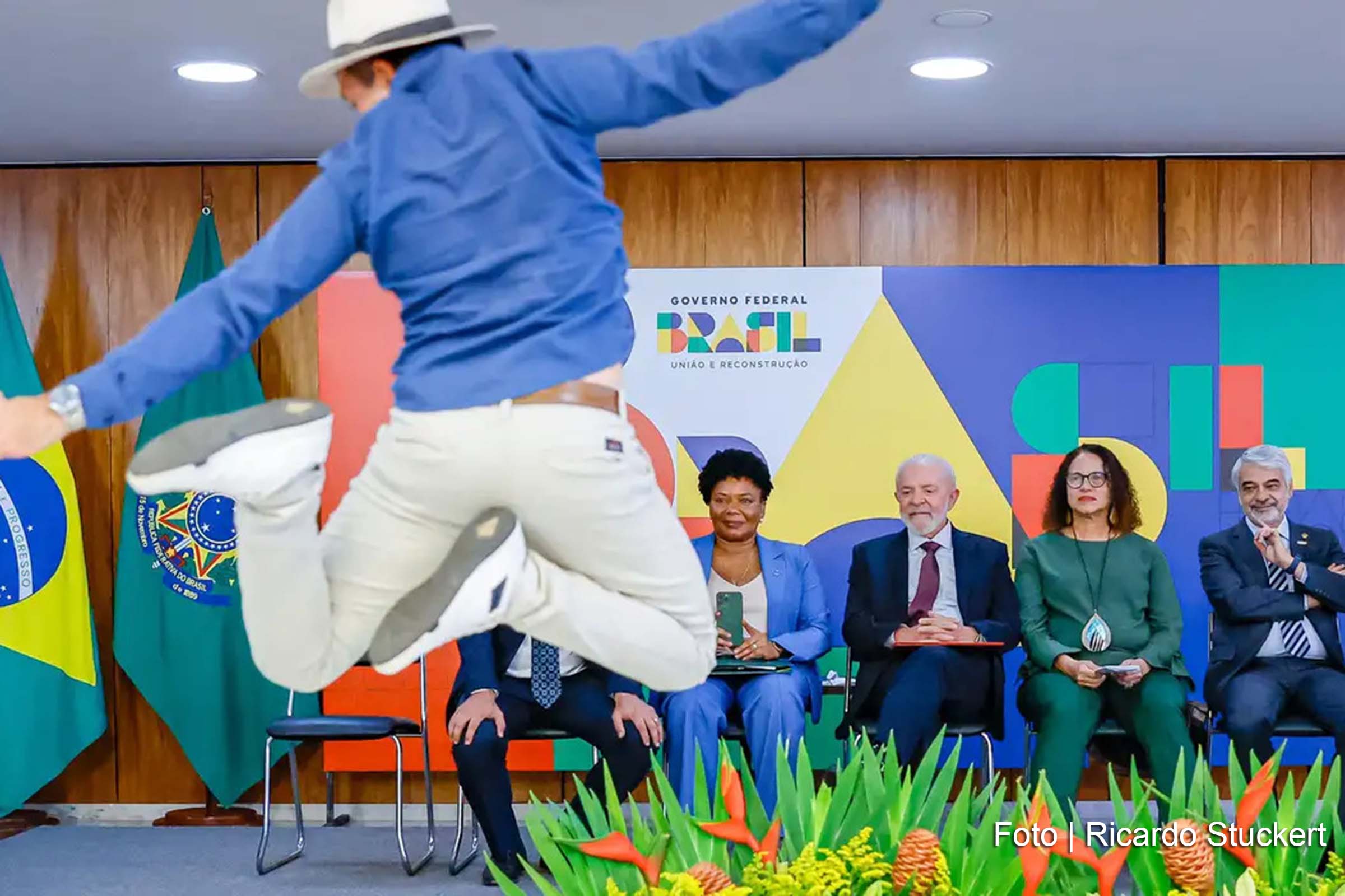 Presidente Lula sanciona lei que cria o Dia Nacional do Maracatu, celebrando essa manifestação cultural com raízes em Pernambuco.