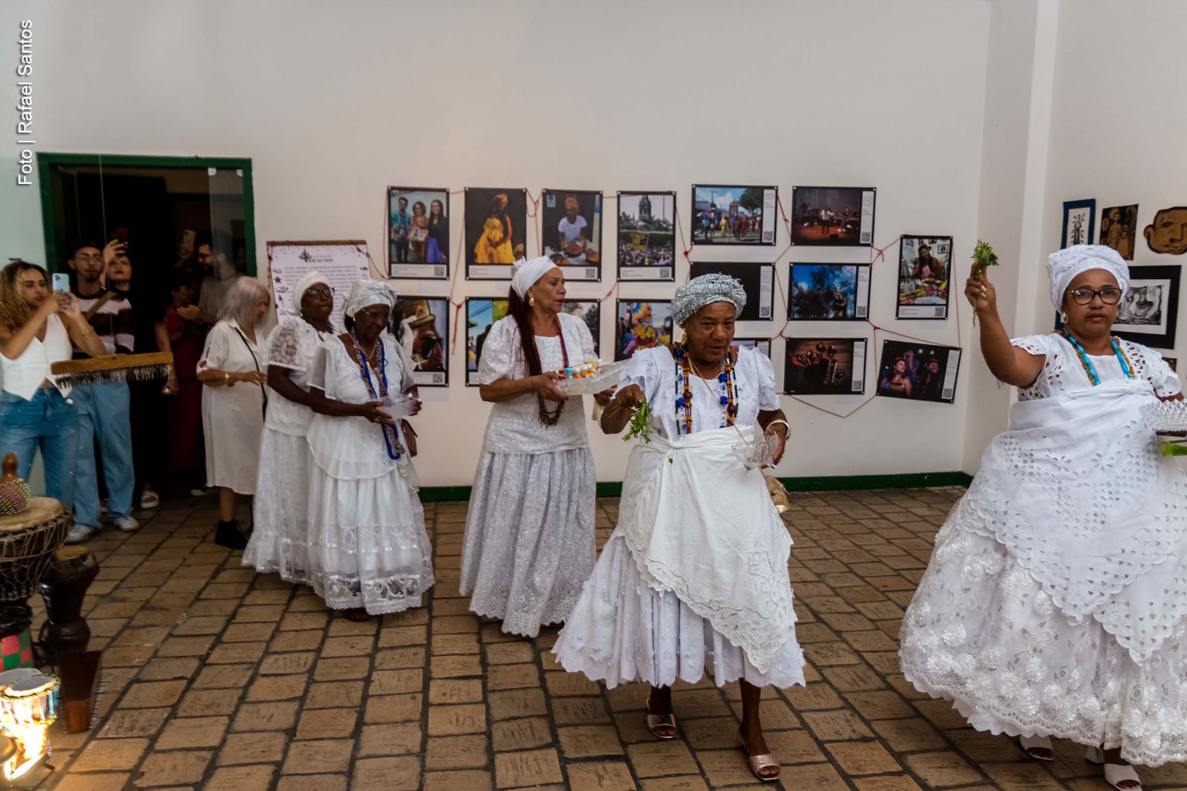 A edição 2024 da Mostra da Diversidade Cultural, realizada no Museu de Arte Contemporânea Raimundo de Oliveira (MAC) de 22 a 24 de novembro, proporcionou uma imersão nas expressões artísticas e culturais de Feira de Santana. O evento, que reuniu manifestações de fé, música, dança e exposições, contou com a participação de artistas locais e ações voltadas à valorização da diversidade cultural da cidade. A Mostra, patrocinada pela Belgo Arames e apoiada pela Prefeitura de Feira de Santana, também deu visibilidade a projetos formativos como o Balaio de Feira.