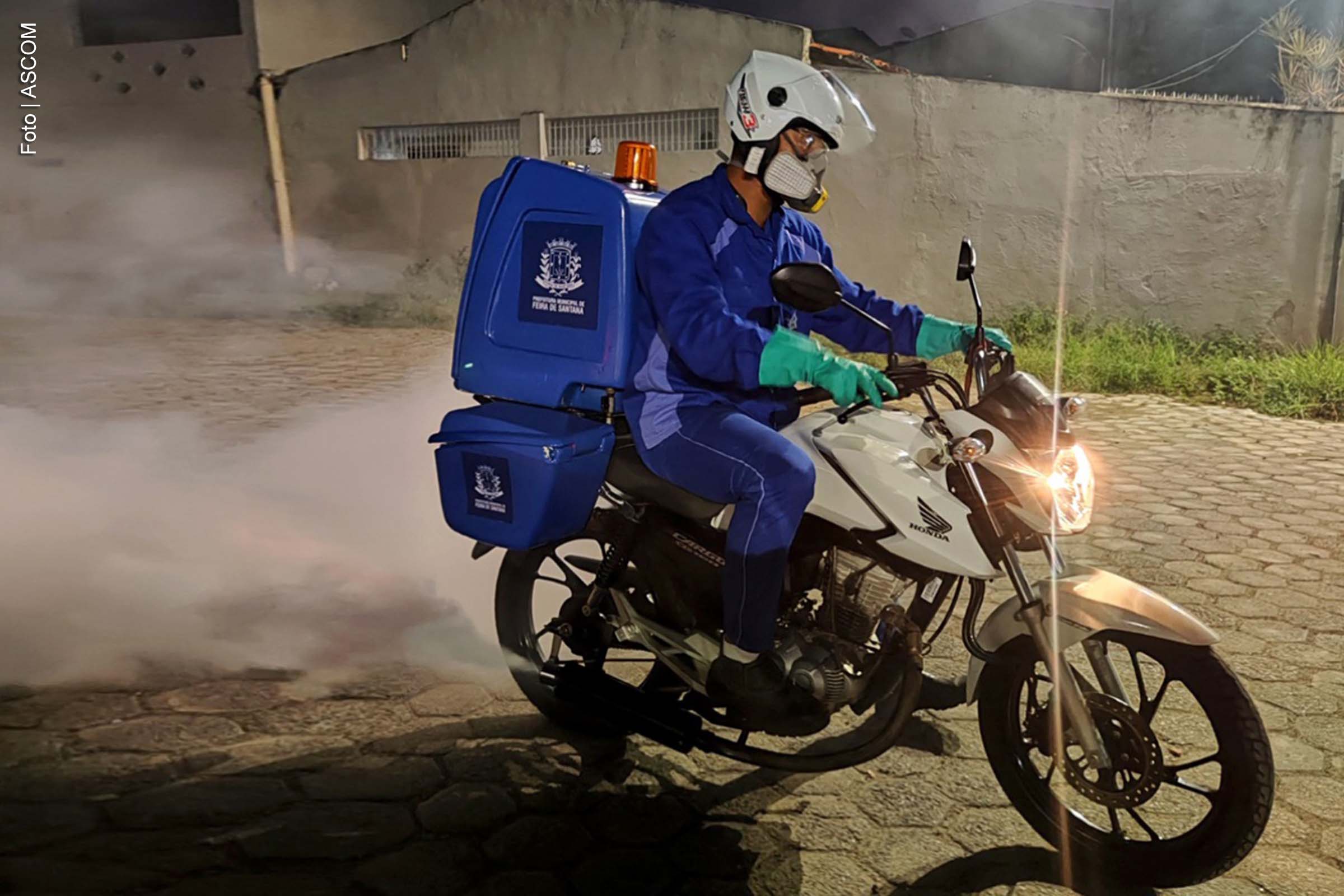 Agente de saúde realiza pulverização em área residencial de Feira de Santana como parte das ações de combate à dengue.