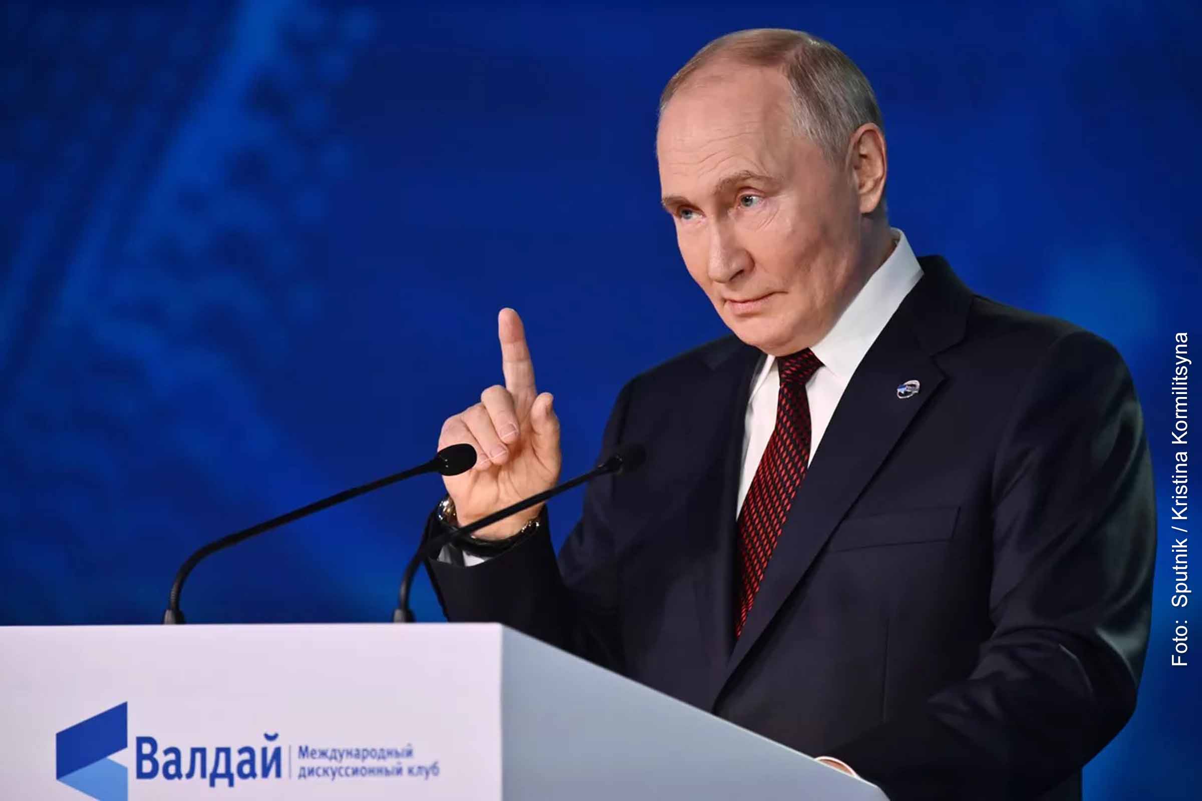 O presidente russo Vladimir Putin discursa durante a XVI Cúpula do BRICS, destacando a importância do míssil hipersônico Oreshnik na estratégia de defesa nacional.