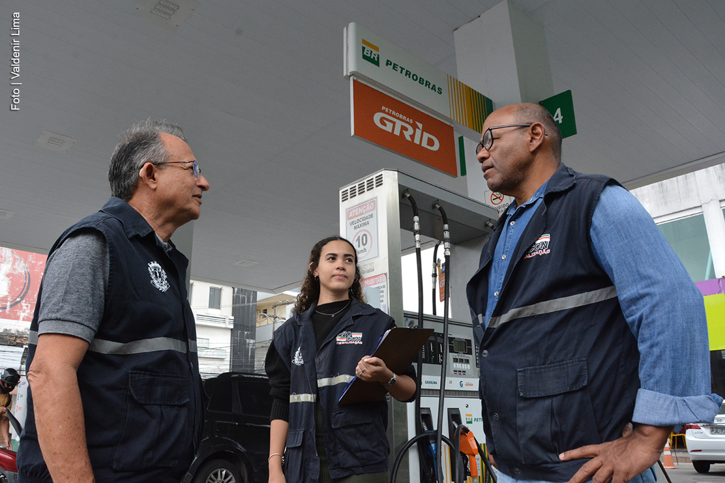O Procon de Feira de Santana realizou uma operação de fiscalização em postos de combustíveis para verificar possíveis aumentos indevidos nos preços praticados. A ação busca garantir que os reajustes aplicados sejam compatíveis com os custos repassados por fornecedores, protegendo os direitos dos consumidores.