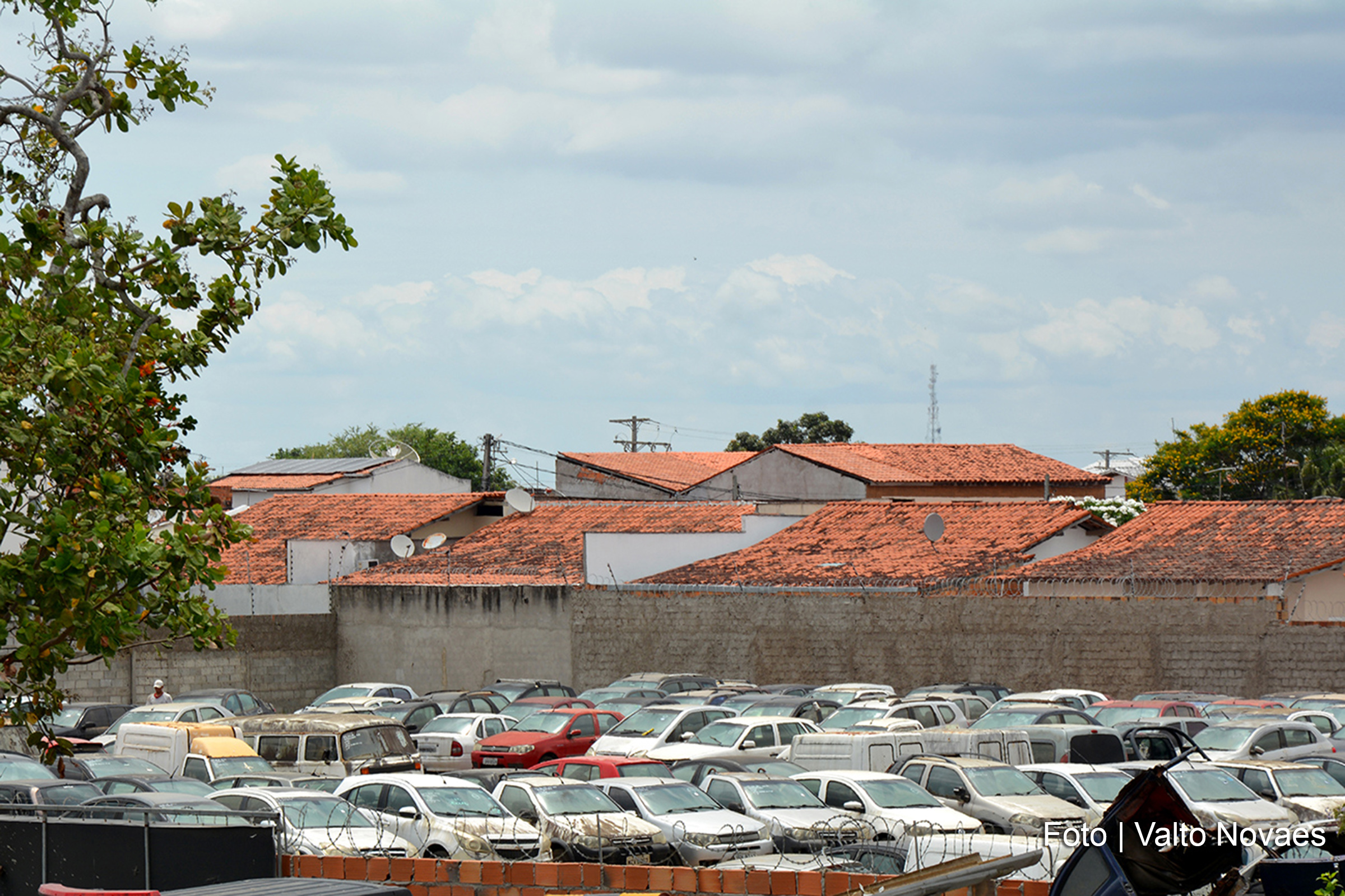 Superintendente de Trânsito de Feira de Santana afirma que pátio próximo à sede da SMT, no bairro Mangabeira, é de propriedade privada e não utilizado pela Prefeitura.