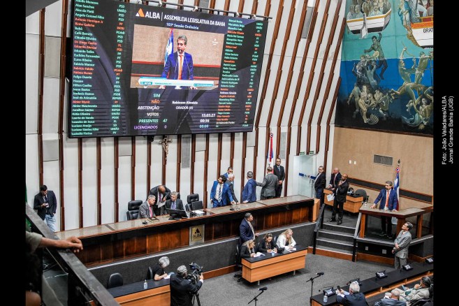 A Assembleia Legislativa da Bahia aprovou por unanimidade a criação da Bahia Filmes, primeira empresa pública estadual do audiovisual no Brasil. Vinculada à Secretaria de Cultura, a empresa promoverá o desenvolvimento cultural, artístico e tecnológico do setor, além de captar recursos e fomentar produções locais. O projeto foi debatido amplamente com a sociedade civil antes de ser enviado para votação. A Bahia Filmes promete transformar o estado em referência nacional no audiovisual, atraindo investimentos e consolidando a economia criativa local.