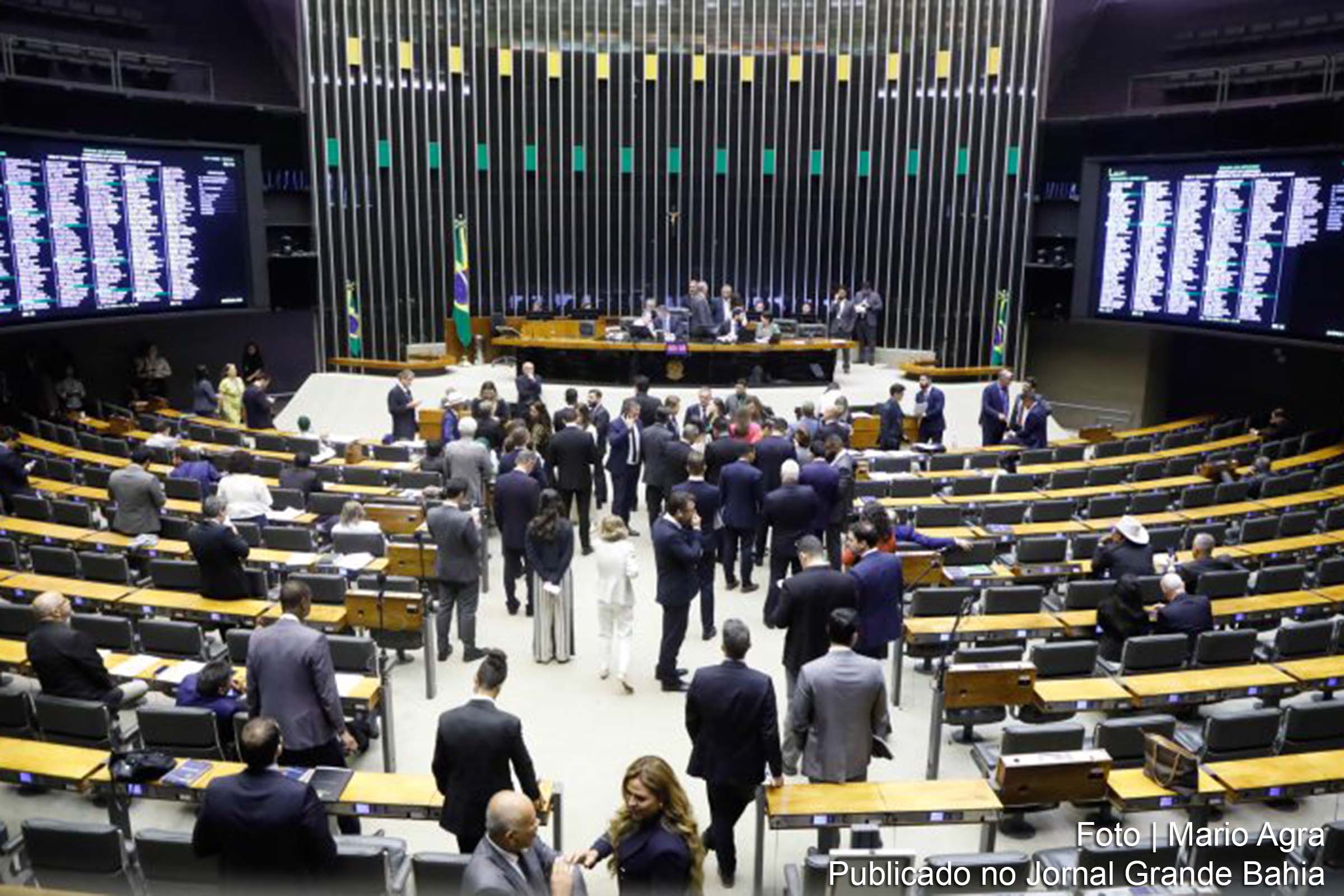 Deputados aprovam proposta de regulamentação para o mercado de criptoativos, visando combater fraudes e lavagem de dinheiro por meio de ativos virtuais.