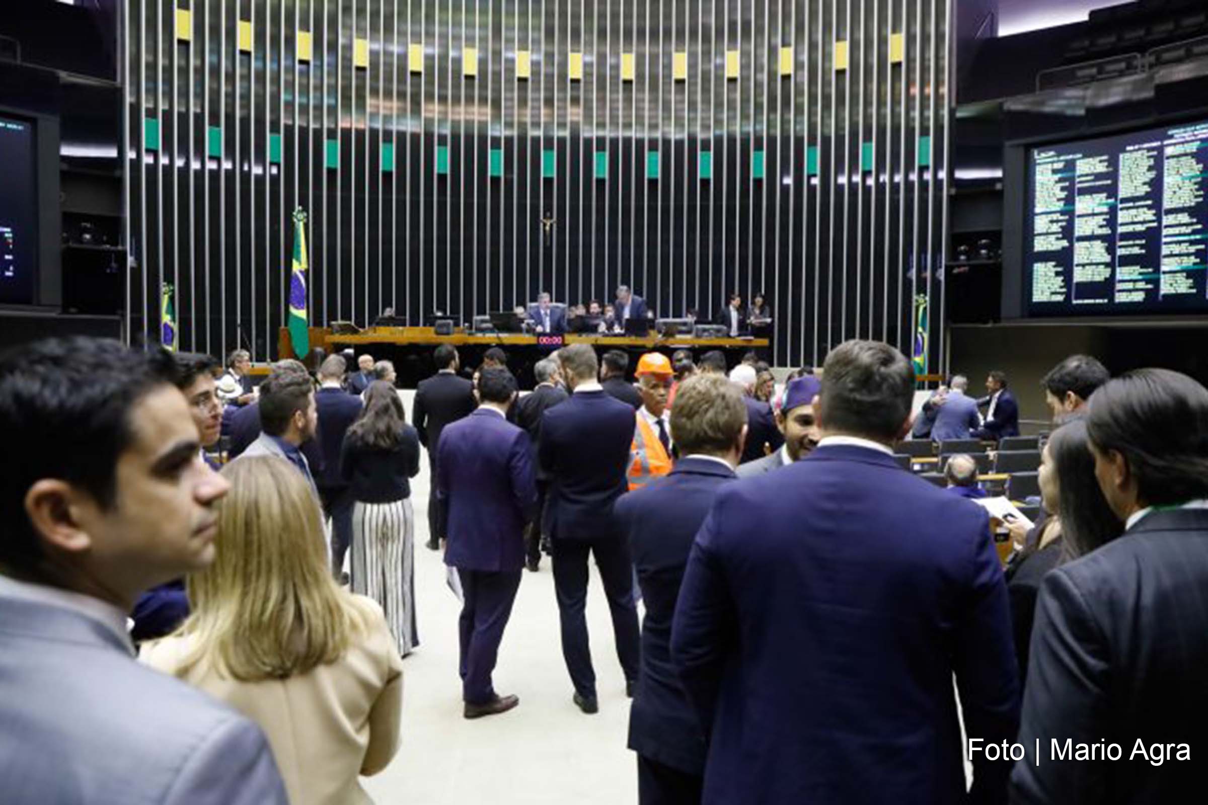 Proposta visa reduzir a carga horária semanal e alterar a jornada de trabalho para garantir mais dias de descanso aos trabalhadores brasileiros, mas enfrenta divisões no Congresso.