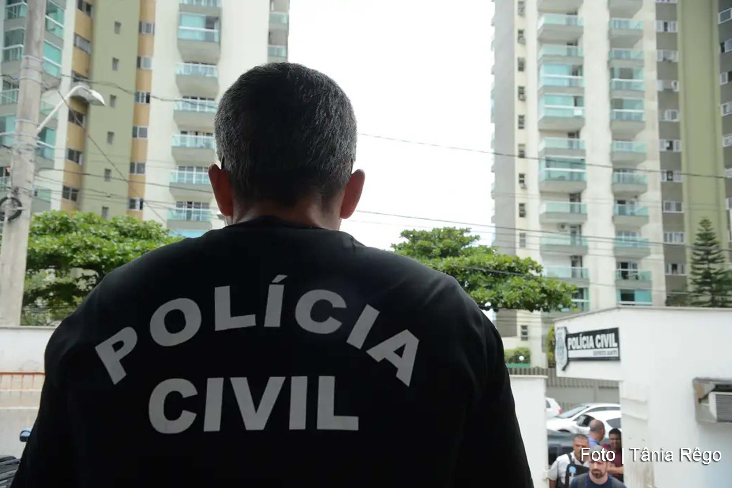 Operação VAR apura suspeitas de manipulação em jogos de futebol e lavagem de dinheiro, com mandados de busca e apreensão no Rio de Janeiro.