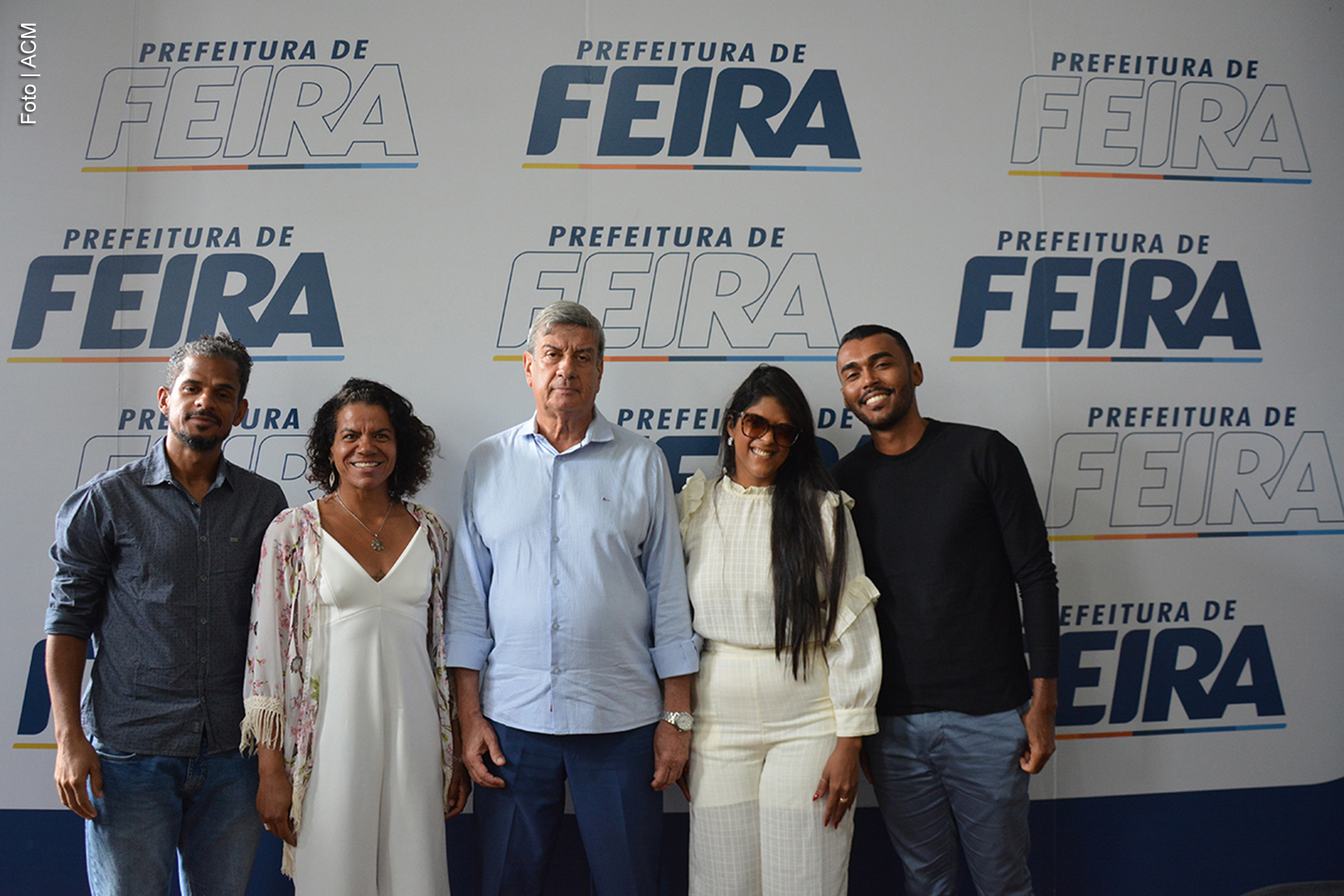 Prefeito Colbert Martins Filho empossa quatro novos professores para a rede pública de ensino de Feira de Santana, reforçando a Educação Municipal.