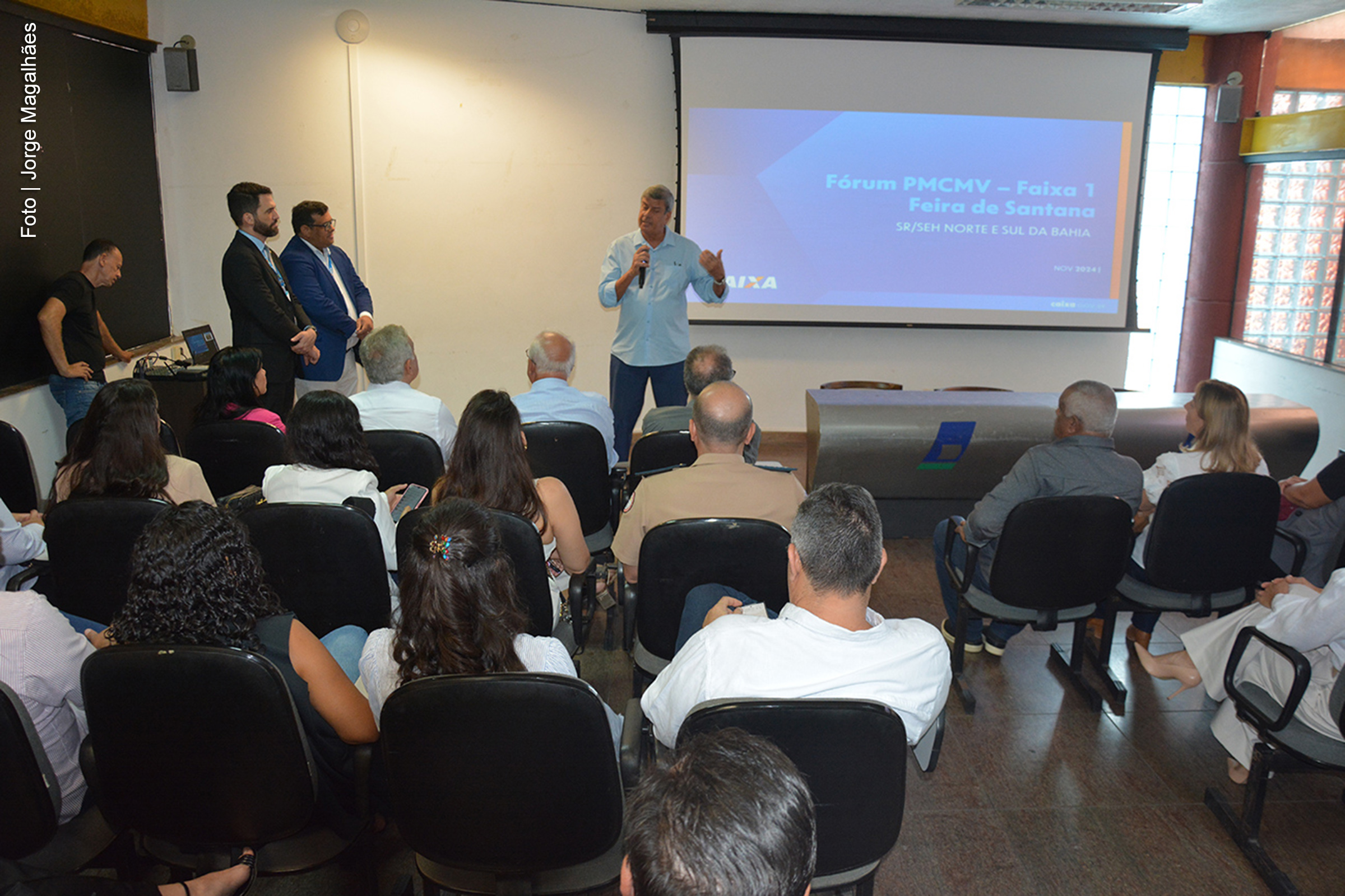 O prefeito de Feira de Santana, Colbert Martins Filho, sugeriu a criação de um fórum para dialogar com interessados em adquirir imóveis pelo programa Minha Casa, Minha Vida. A proposta foi apresentada durante evento da Caixa Econômica Federal na CDL da cidade.