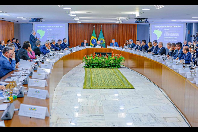 Presidente Luiz Inácio Lula da Silva reúne-se com governadores no Palácio do Planalto para discutir temas de interesse nacional. Na ocasião, Jerônimo Rodrigues, governador da Bahia, integra o grupo de líderes estaduais presentes no encontro em Brasília.