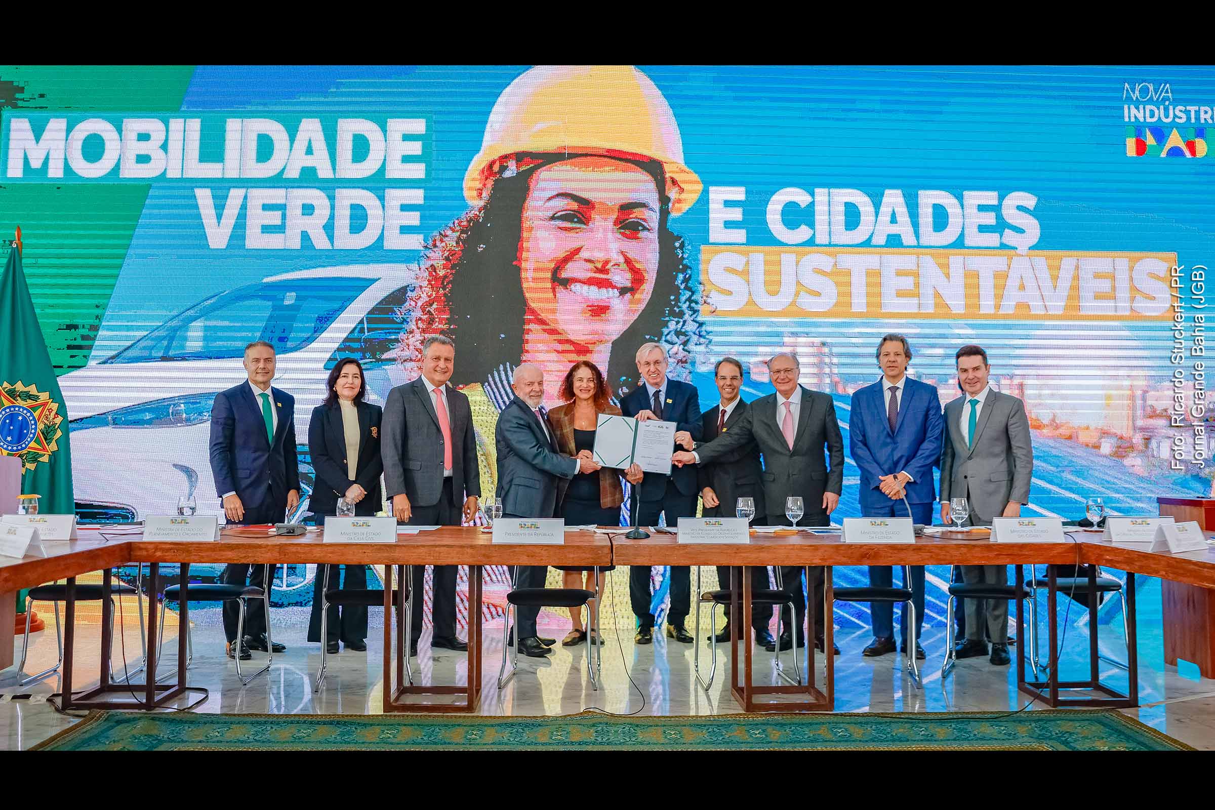 Os anúncios do Governo Lula realizados na cerimônia na quarta-feira (30/10/2024) evidenciam um esforço coordenado do Governo Federal e do setor privado para impulsionar o desenvolvimento sustentável no Brasil. Os investimentos em moradia, saneamento e infraestrutura visam não apenas a melhoria das condições de vida da população, mas também a promoção de um crescimento econômico robusto e sustentável.