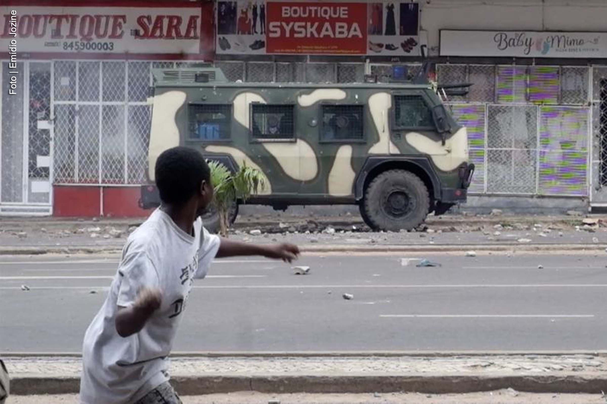 A capital de Moçambique, Maputo, tem enfrentado protestos intensos após as eleições de 9 de outubro, que declararam Daniel Chapo como vencedor. Com bloqueios de vias, confrontos e relatos de violência, a ONU e líderes internacionais têm pedido contenção e diálogo para evitar uma escalada da crise
