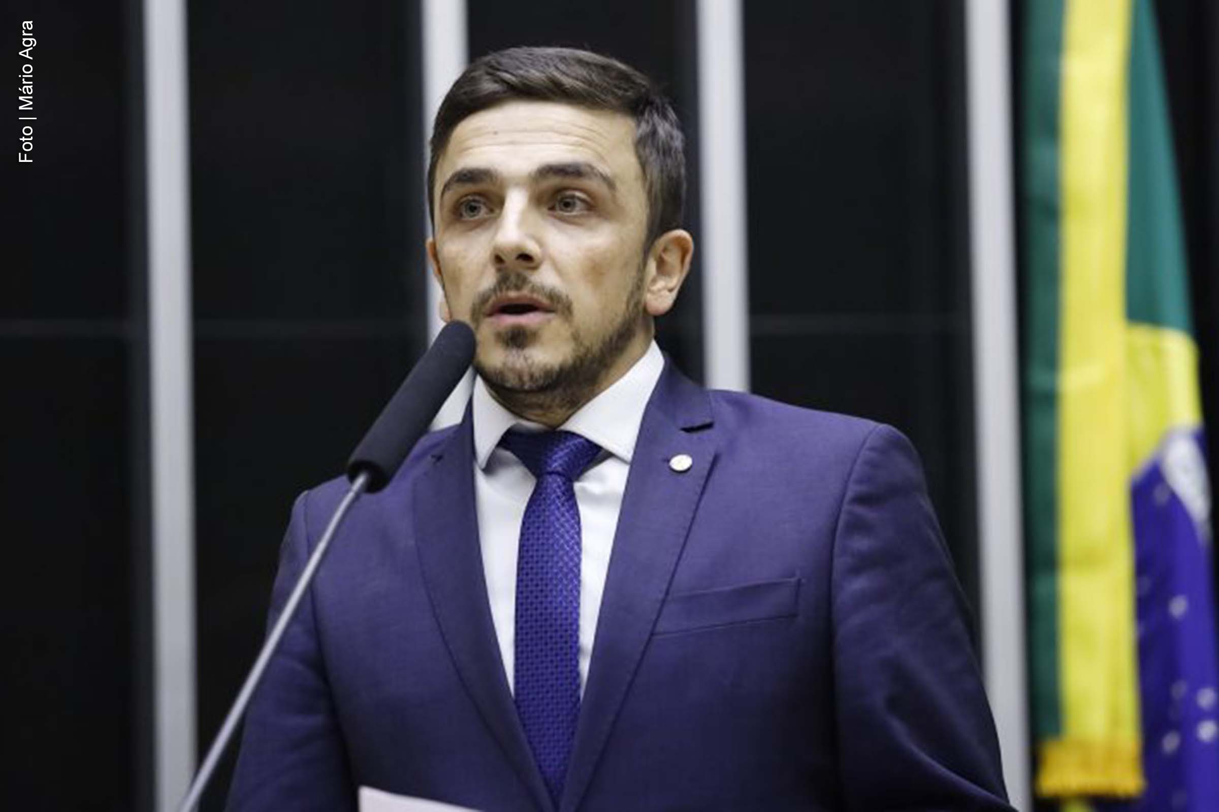 A Câmara dos Deputados aprovou projeto que estabelece normas para a regulamentação do mercado de carbono no Brasil, visando reduzir emissões de gases do efeito estufa.