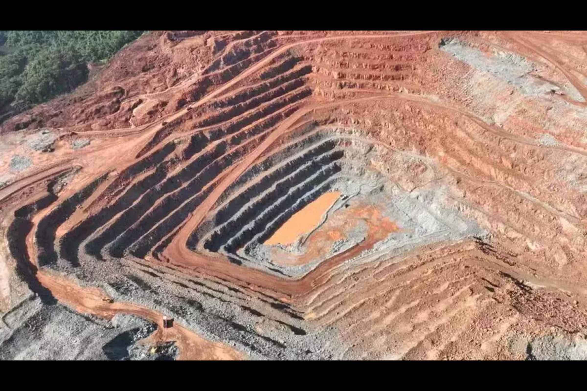 A área próxima à reserva de urânio em Presidente Figueiredo, no Amazonas, foi adquirida pela China Nonferrous Trade, uma subsidiária estatal chinesa, gerando discussões sobre a exploração de recursos naturais no Brasil.