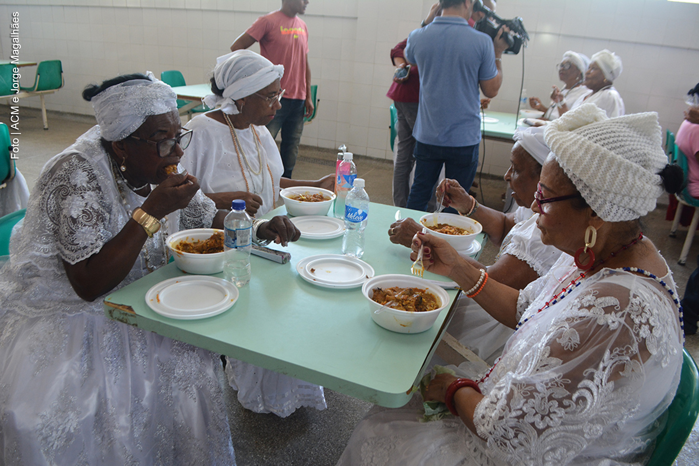 Restaurante Popular de Feira de Santana celebra o dia de Santa Bárbara com tradição do caruru e evento religioso