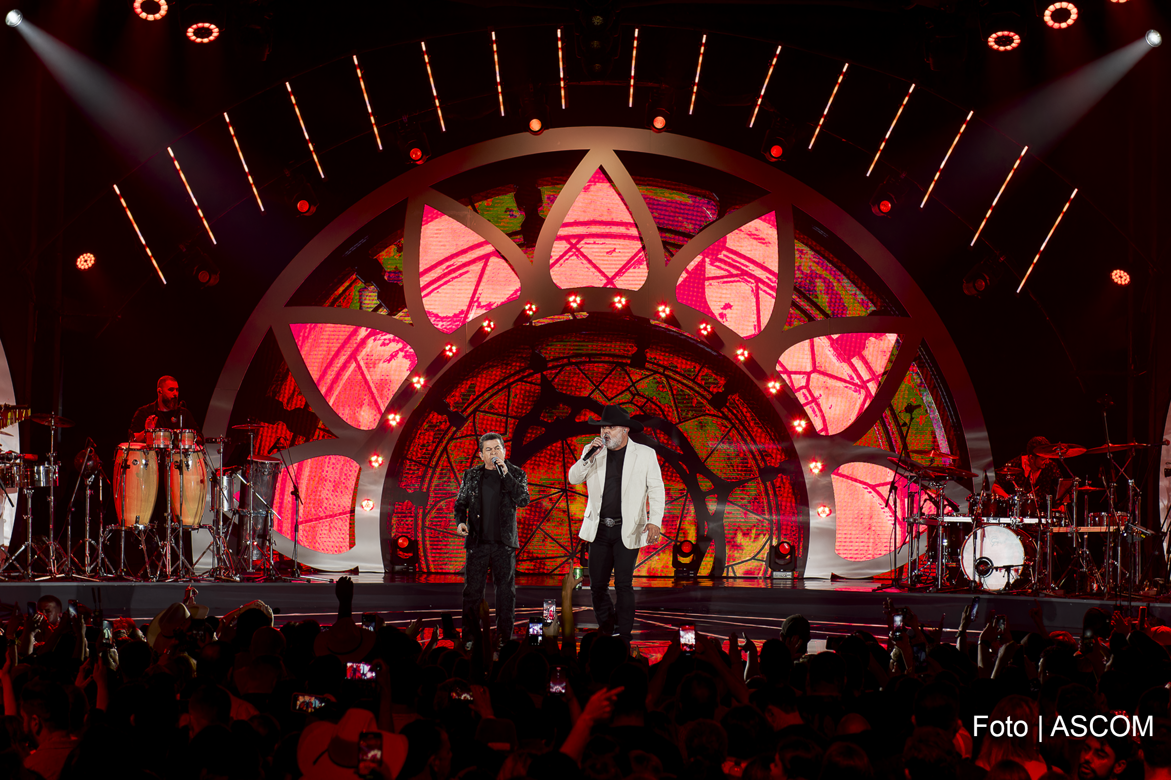 Rionegro & Solimões, ao lado de familiares e convidados, gravaram o sexto DVD da carreira no Castelli Master, em Uberlândia, com participações especiais de grandes nomes do sertanejo.