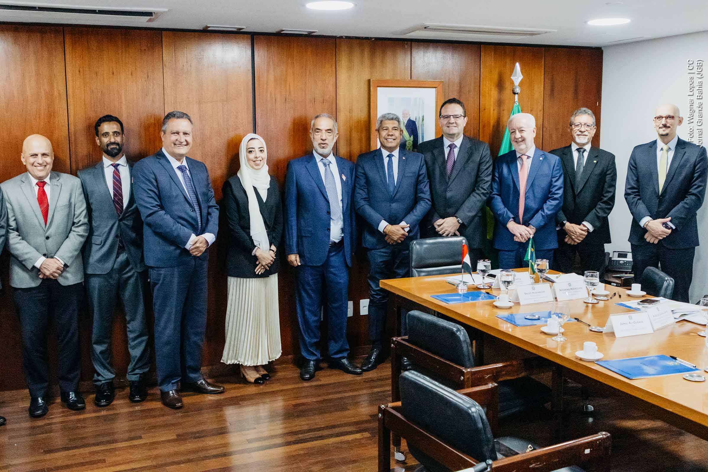 Em reunião no Palácio do Planalto, o ministro da Casa Civil, Rui Costa, e o governador da Bahia, Jerônimo Rodrigues, discutiram com o presidente da Al Khaleej Sugar, Jamal Al-Ghurair, a instalação de uma fábrica de bioenergia na Bahia. O projeto, com investimentos de US$ 6 bilhões, prevê a geração de 50 mil empregos e o fortalecimento do setor sucroalcooleiro no Brasil.
