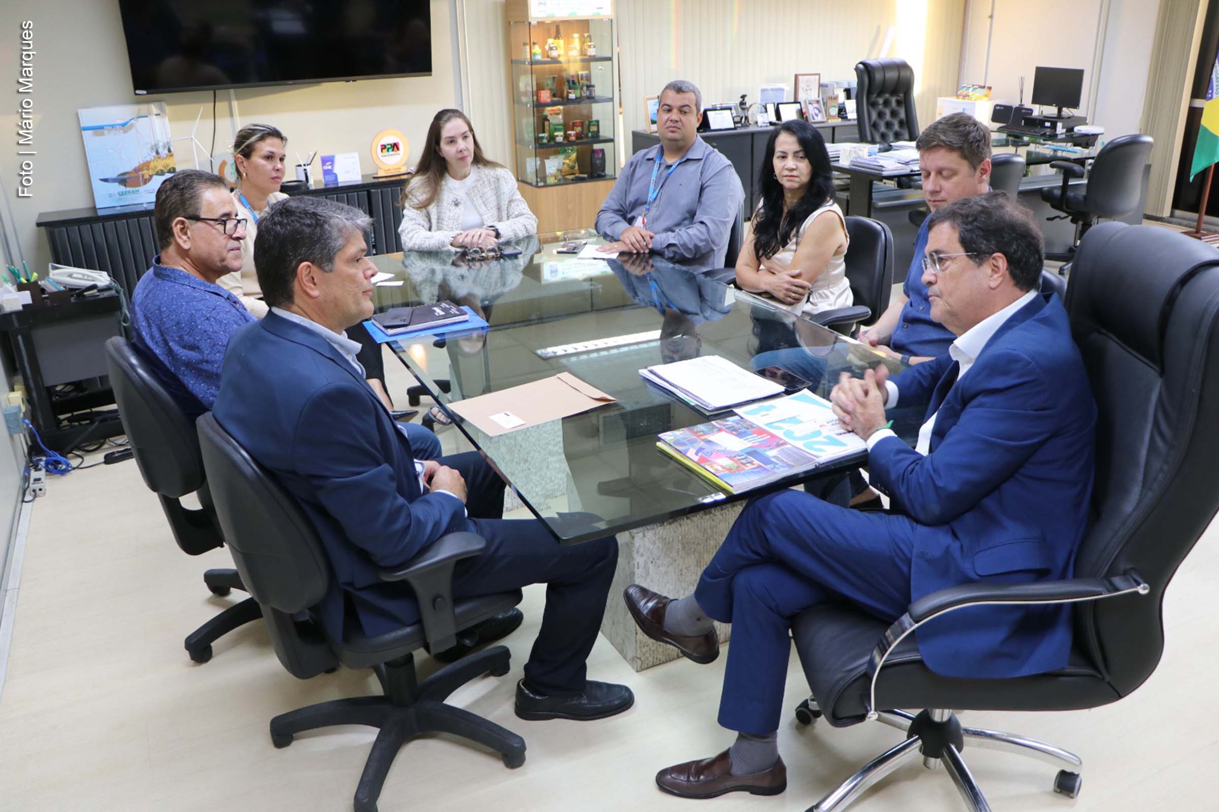 A Secretaria de Desenvolvimento Econômico (SDE) reuniu-se com a nova diretoria da Associação de Indústrias de Vitória da Conquista (AINVIC) para discutir demandas e propor ações voltadas ao desenvolvimento do distrito industrial local. O encontro abordou pautas como revitalização de infraestrutura, parcerias institucionais e melhorias logísticas.