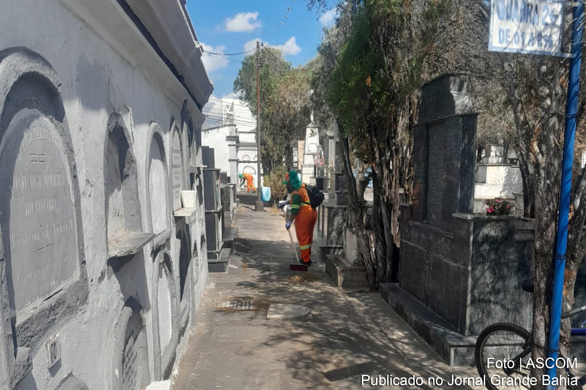 Secretaria Municipal de Serviços Públicos intensifica limpeza e manutenção nas áreas ao redor dos cemitérios em preparação para o feriado de finados.