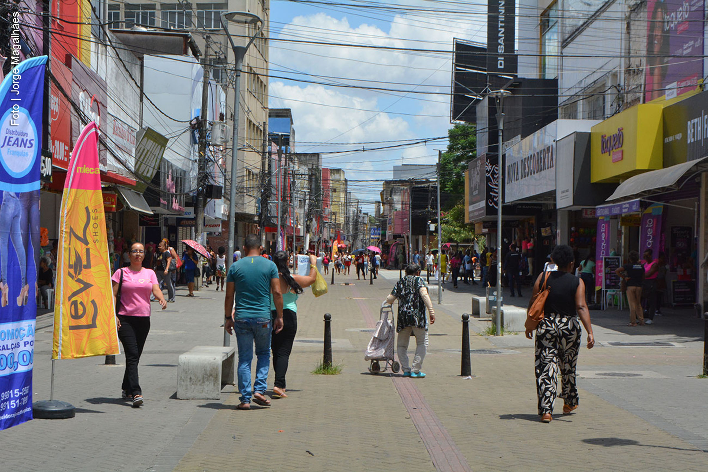 A Prefeitura de Feira de Santana anunciou a antecipação da segunda parcela do décimo terceiro salário dos servidores municipais para esta sexta-feira (29). A medida visa beneficiar os servidores e dinamizar a economia local, considerando a proximidade das festas de fim de ano.