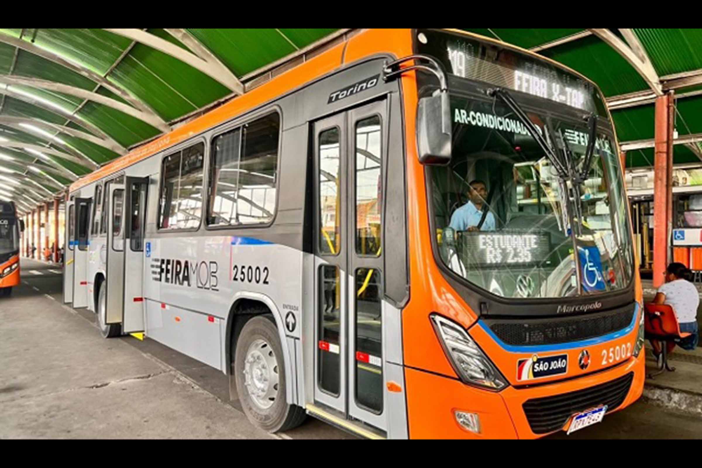 Colaboradores da São João Transportes participam de treinamento reconhecido pelo SEST SENAT em 2024, destacando a empresa como líder em capacitação no transporte urbano.