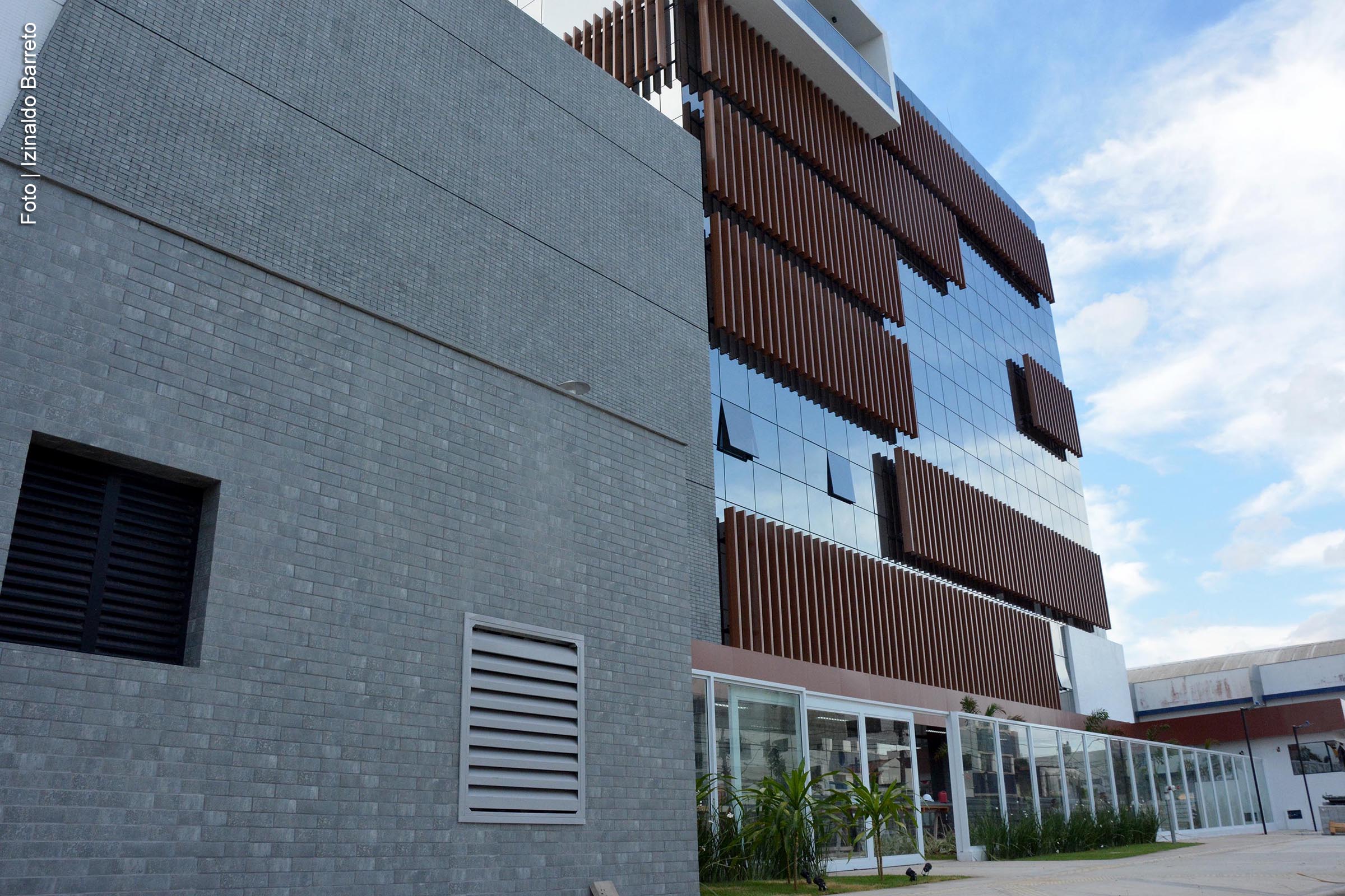 Prefeito Colbert Martins agenda inauguração da nova sede da Secretaria de Educação de Feira de Santana