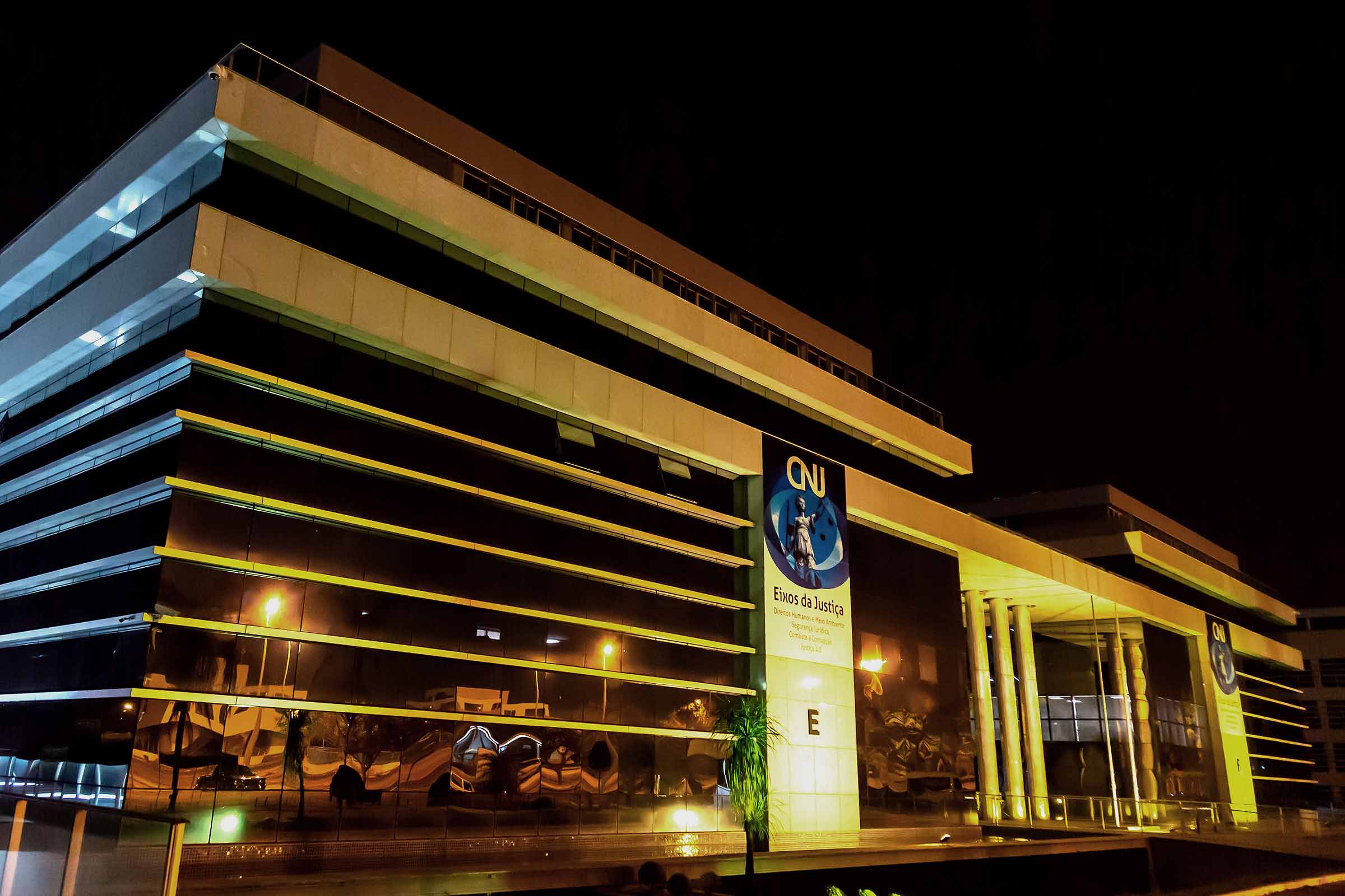 120 dias de férias para magistrados e promotores de Justiça ou compensação financeira que amplia vencimentos extrateto constitucional