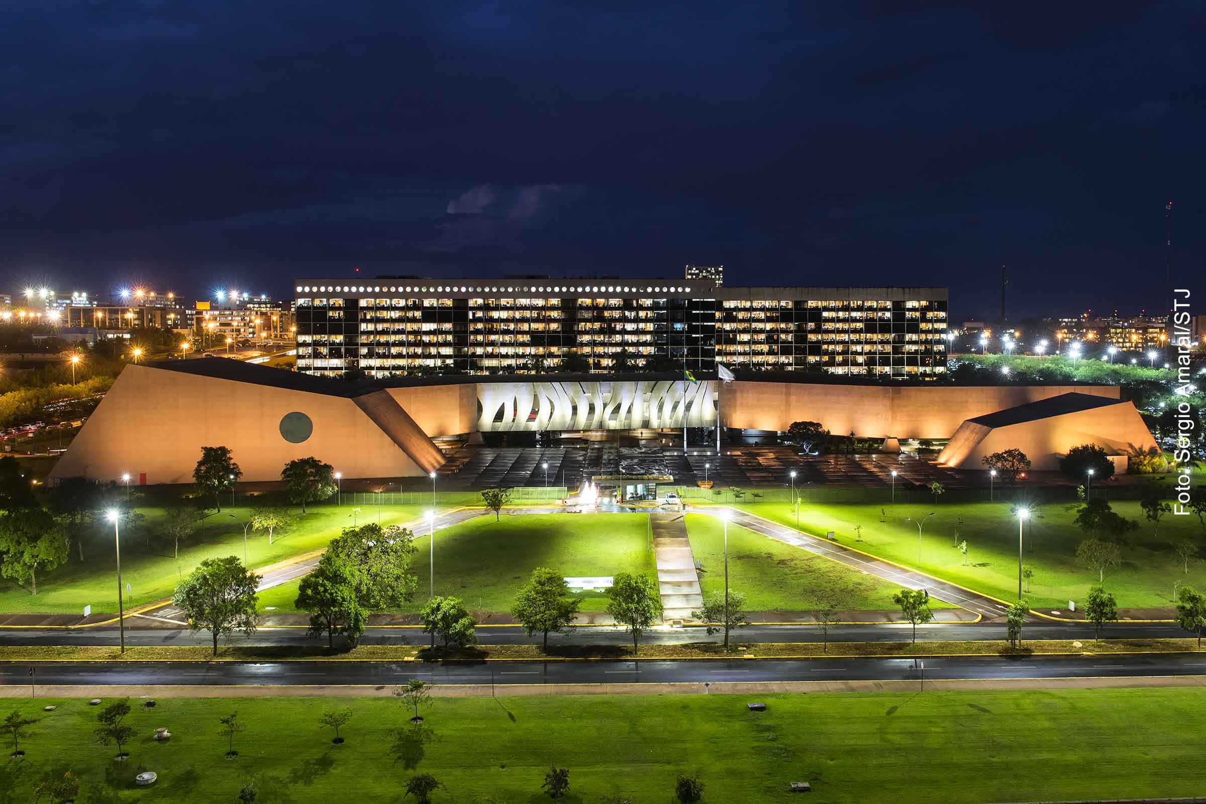 Fachada do Supremo Tribunal de Justiça (STJ), localizado em Brasília, palco de investigações sobre corrupção e tráfico de influência.