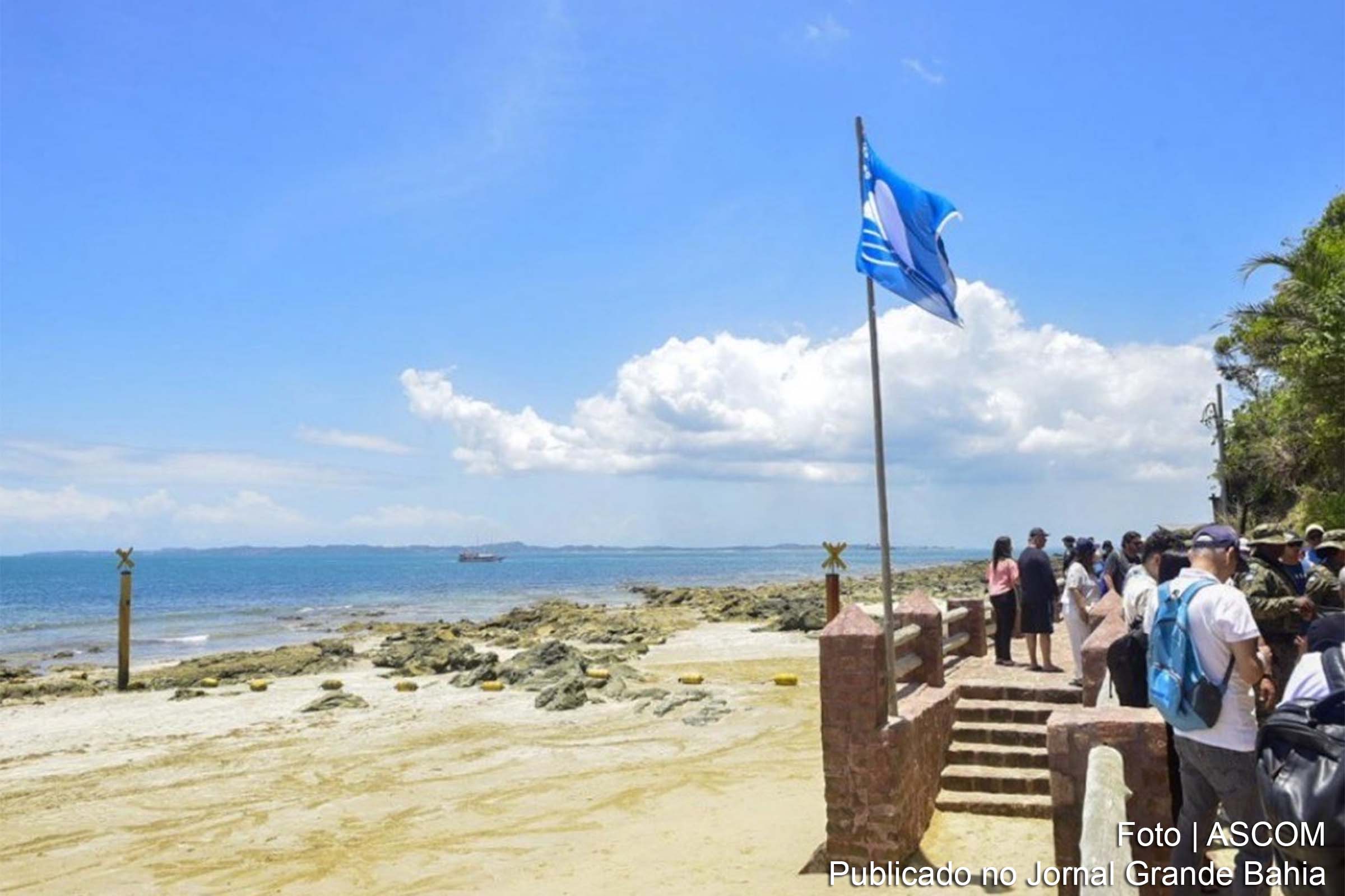 Hasteamento da Bandeira Azul qualifica praias da Ilha dos Frades e impulsiona o turismo sustentável no litoral baiano.