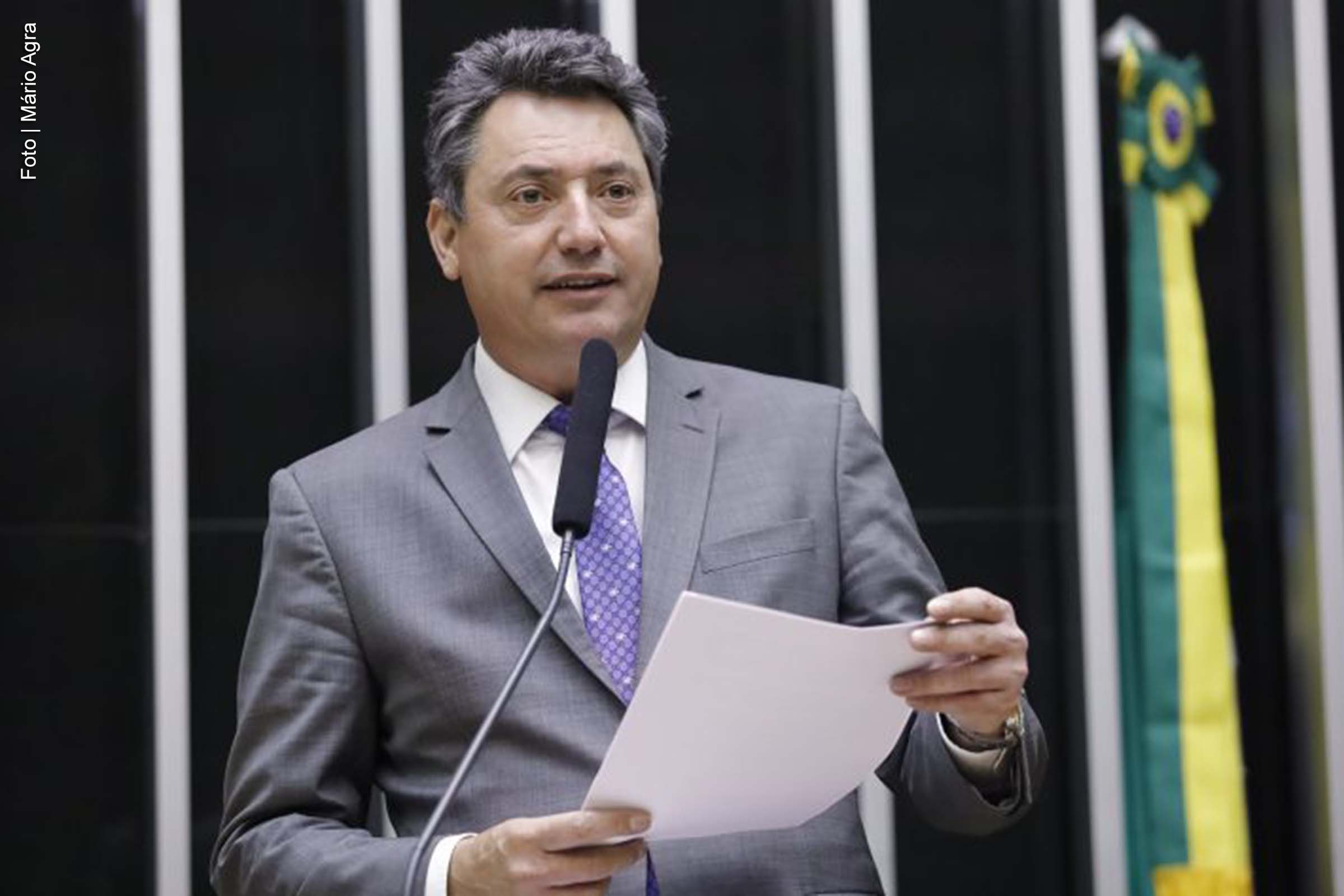 A Câmara dos Deputados aprovou o Projeto de Lei 658/21, que regula a produção, o uso e a comercialização de bioinsumos agrícolas. A proposta inclui dispensa de registro para produção própria, incentivos fiscais para pequenos produtores e agricultores familiares, além de uma taxa para financiar o registro e a fiscalização. Com potencial de reduzir a dependência de insumos químicos importados, o texto prevê normas específicas para comercialização e incentiva práticas agrícolas sustentáveis, beneficiando a agricultura familiar e comunitária. O projeto segue para análise no Senado.