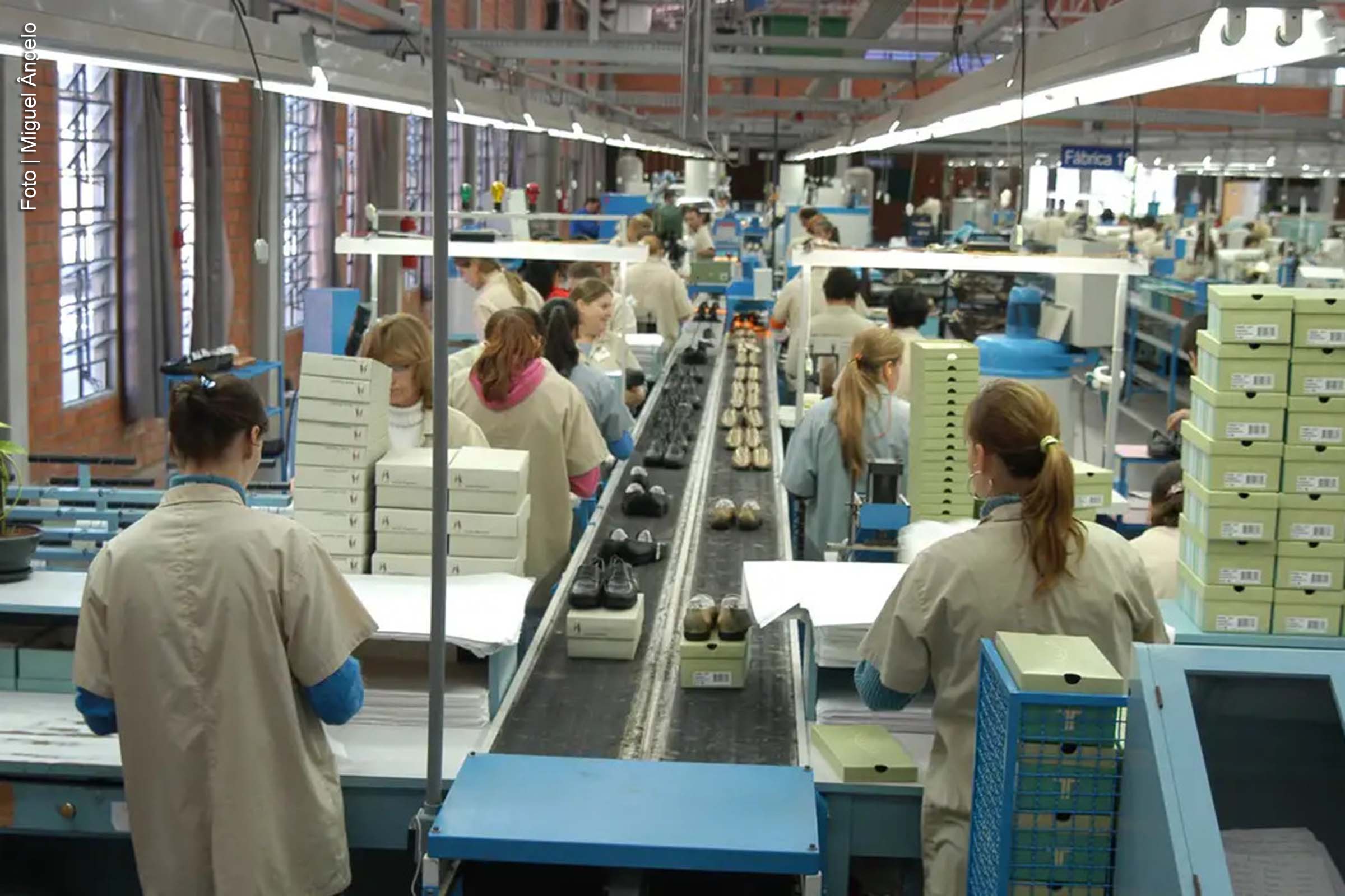 Trabalhadores no setor industrial e de serviços contribuem para a recuperação do mercado de trabalho no Brasil.