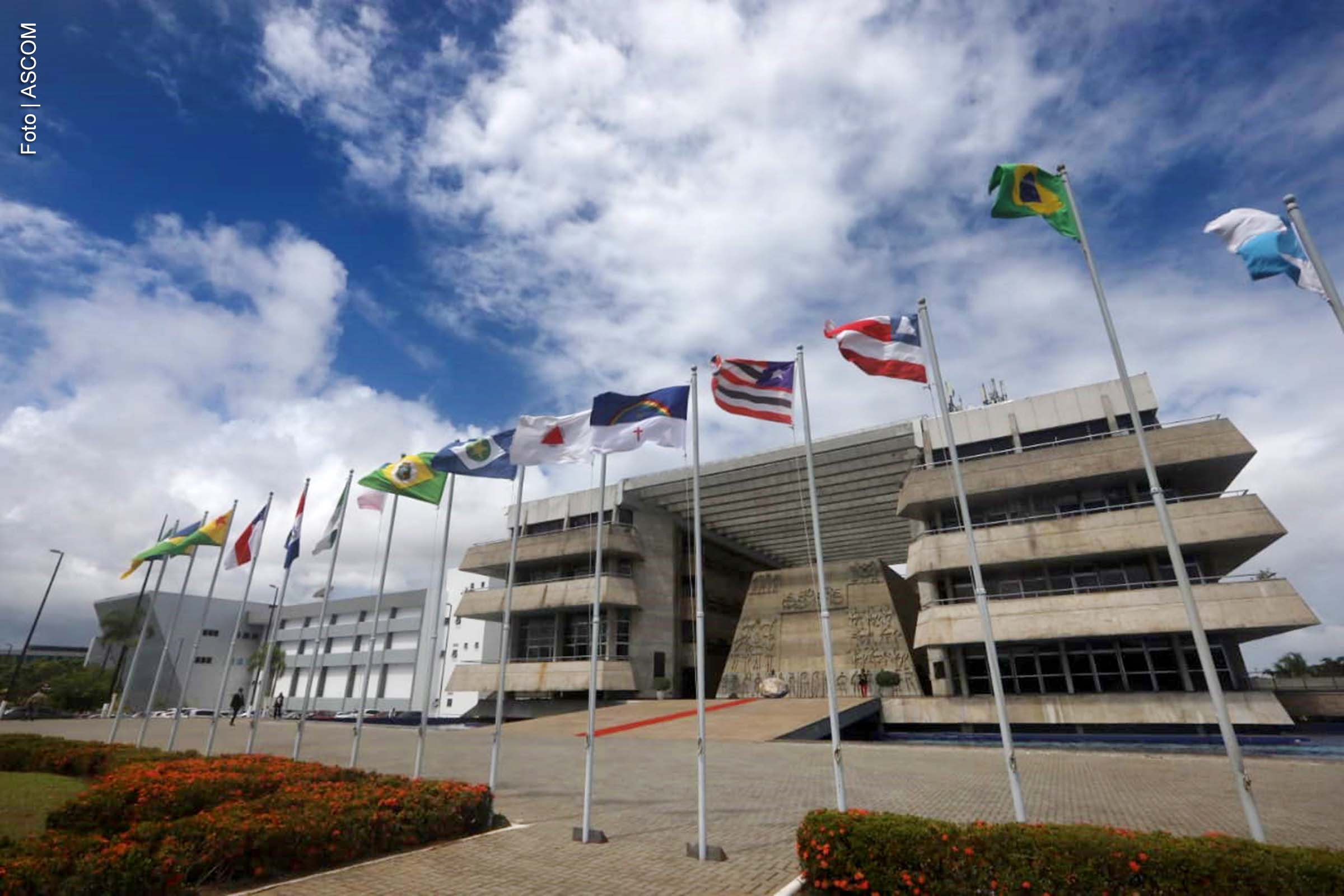 A Assembleia Legislativa da Bahia (ALBA) aprovou, em sessão realizada na terça-feira (17), a Lei Programa PopCiência Bahia, que visa promover o acesso ao conhecimento científico no estado. O programa é uma parceria entre o Conselho Estadual de Educação (CEE-BA), a Secretaria da Educação (SEC) e a Secretaria de Ciência, Tecnologia e Inovação (Secti). A lei estabelece ações para popularizar a ciência e incentivar a participação de diversos segmentos da sociedade, incluindo jovens, mulheres e comunidades tradicionais.